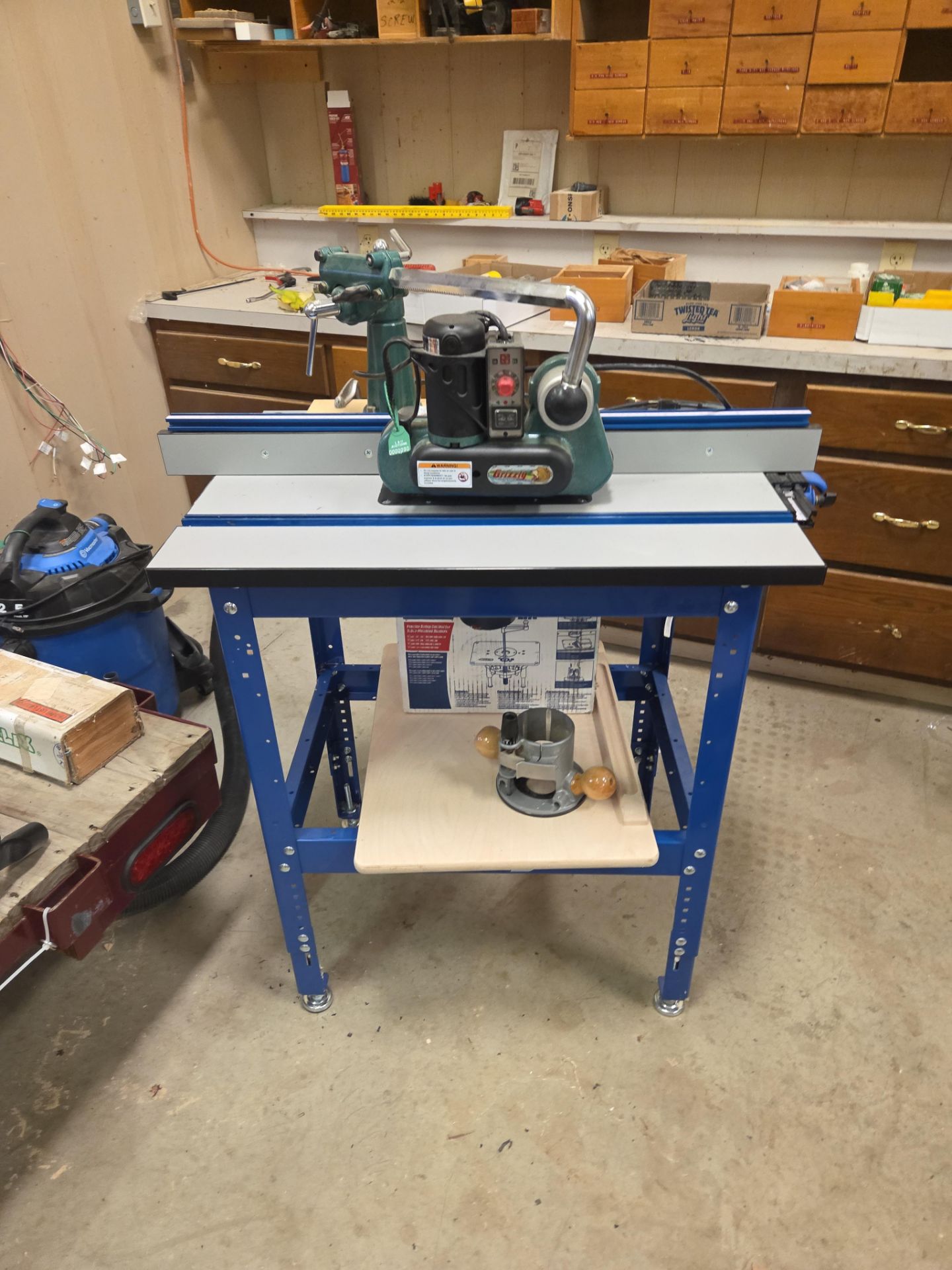 Kreg router table w/ Bosch 1617EVS route & Grizzley G4173 stock feeder
