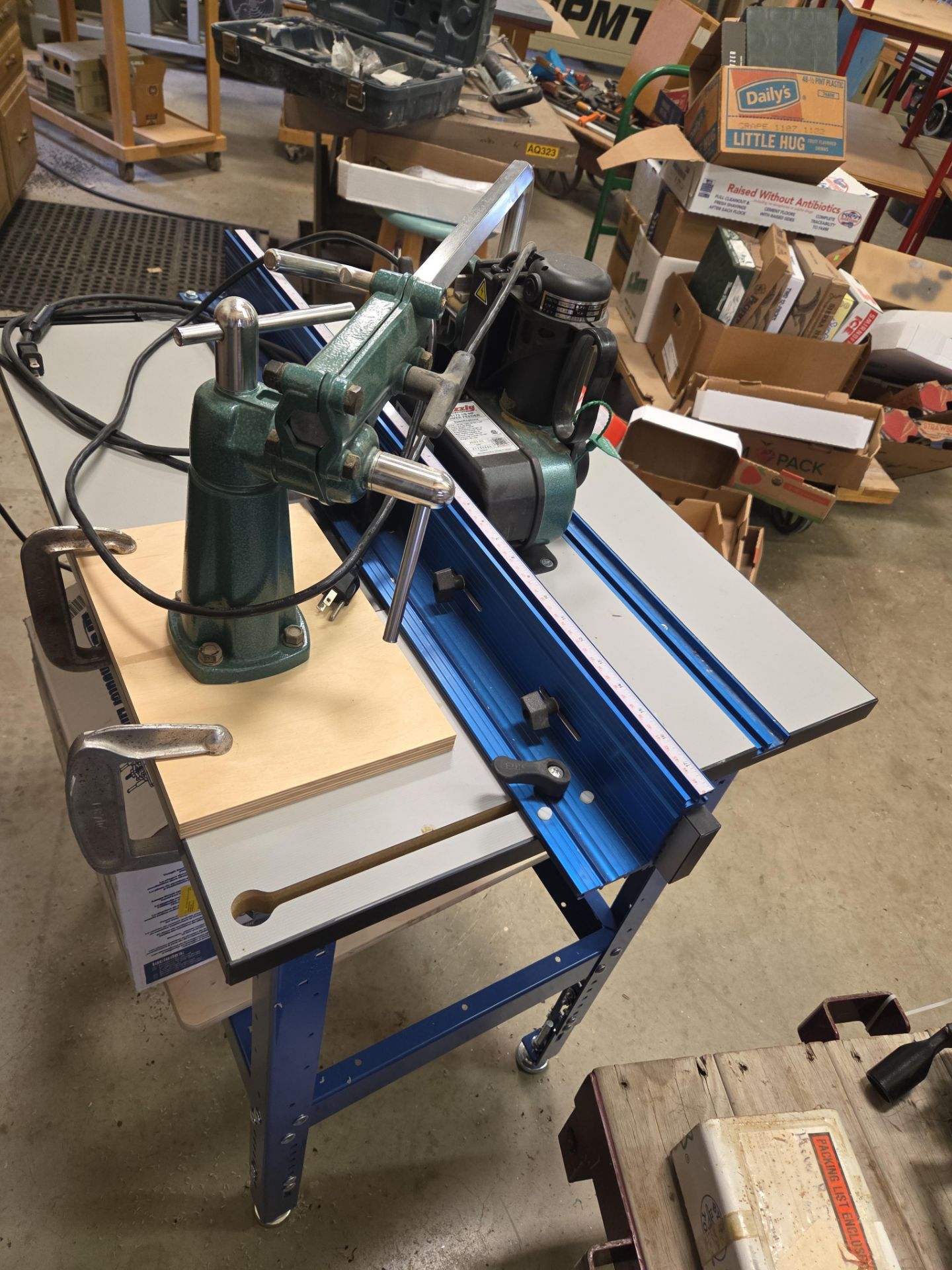 Kreg router table w/ Bosch 1617EVS route & Grizzley G4173 stock feeder