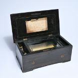 Swiss music box, 'Fabrique de Genève', in black lacquered wooden case with winding mechanism and bra