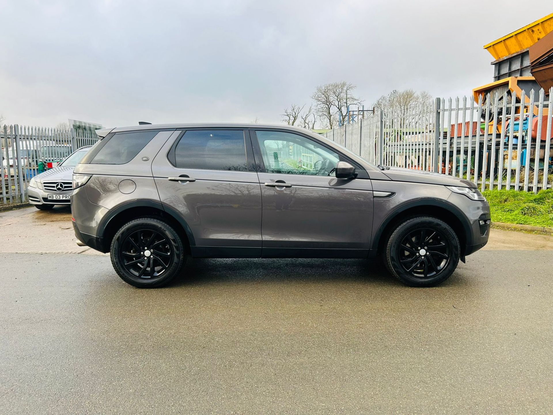 LAND ROVER DISCOVERY SPORT 2.0 TD4 SE TECH AUTOMATIC *4WD* (67 REG) EURO 6 !! 7 SEATER - Image 2 of 31