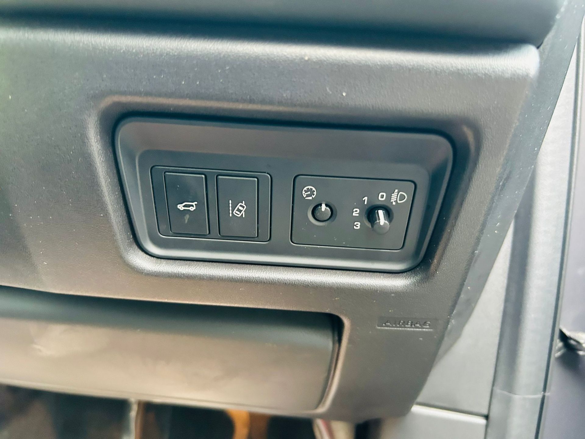 LAND ROVER DISCOVERY SPORT 2.0 TD4 SE TECH AUTOMATIC *4WD* (67 REG) EURO 6 !! 7 SEATER - Image 23 of 31