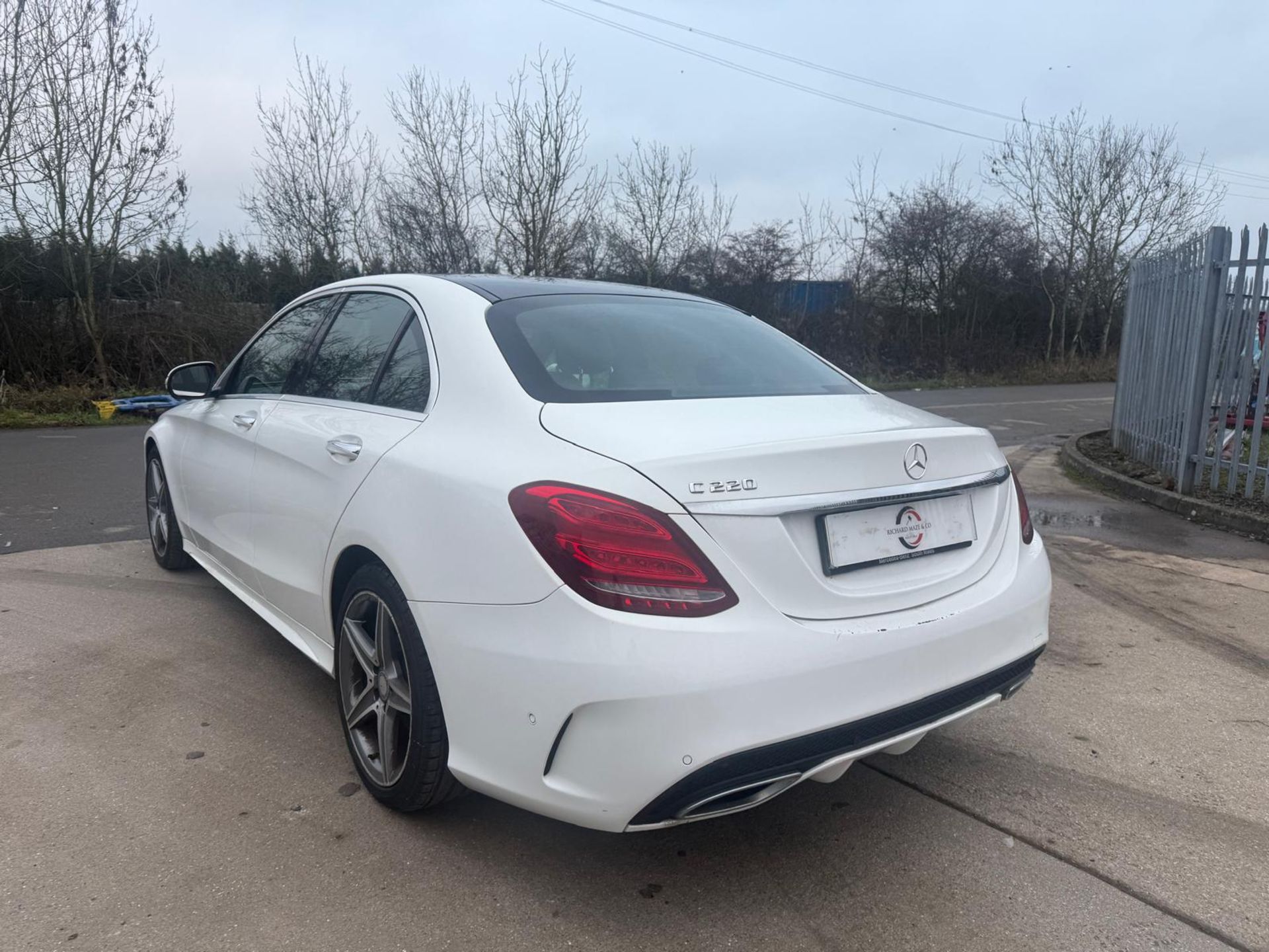 (ON SALE) MERCEDES C220 * AMG LINE PREMIUM * (15 REG) AUTOMATIC * 87K MILES !!! PANORAMIC ROOF - Image 5 of 16