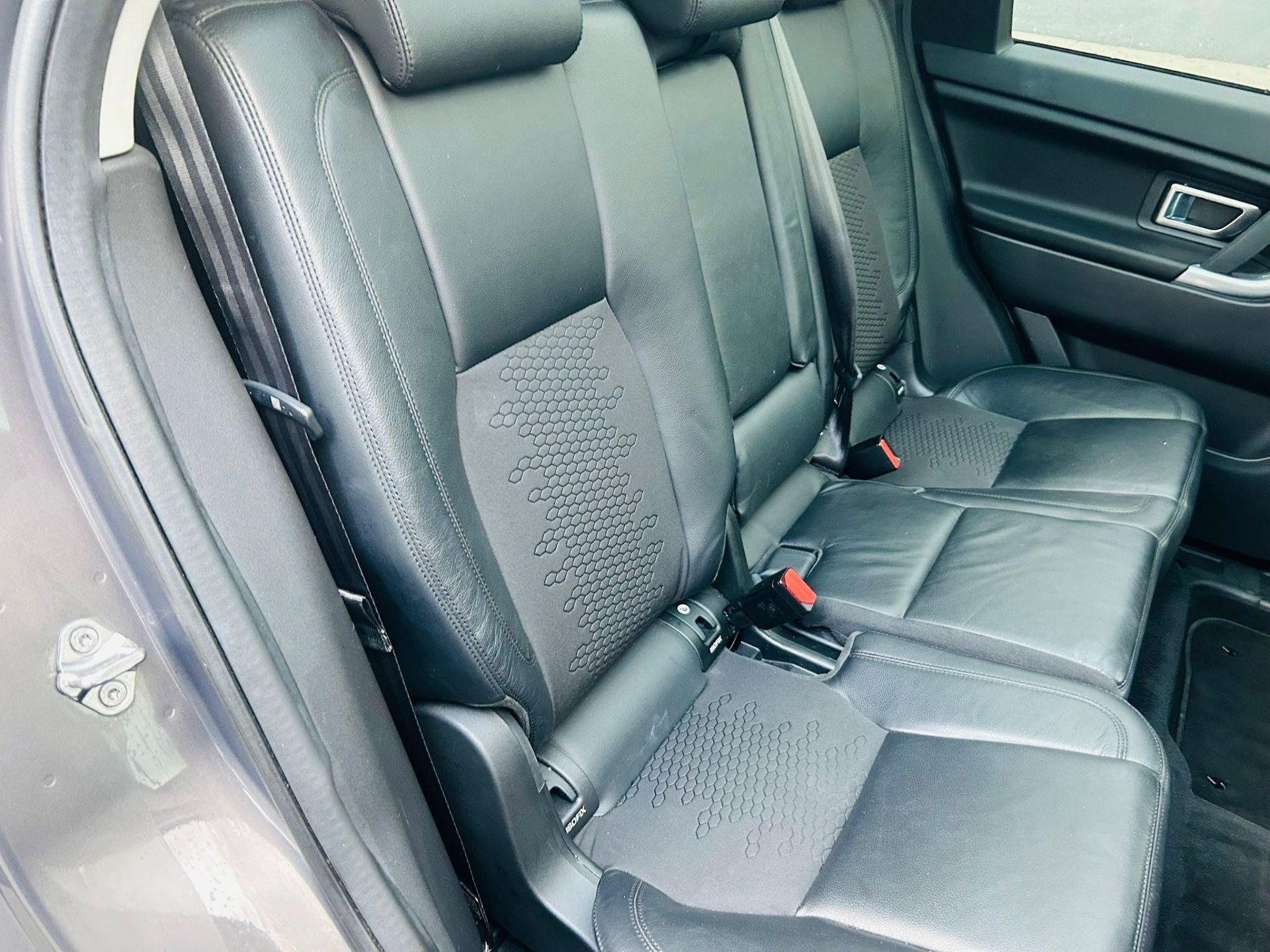 LAND ROVER DISCOVERY SPORT 2.0 TD4 SE TECH AUTOMATIC *4WD* (67 REG) EURO 6 !! 7 SEATER - Image 14 of 31