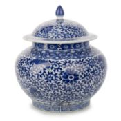 CHINESE VASE AND COVER, EARLY 20TH CENTURY