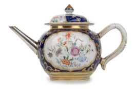 CHINESE PORCELAIN TEAPOT, 18TH CENTURY, QIANLONG (1736 - 1795)