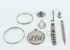 A lot consisting of various silver jewelry, a dressing mirror and a silver pencil.