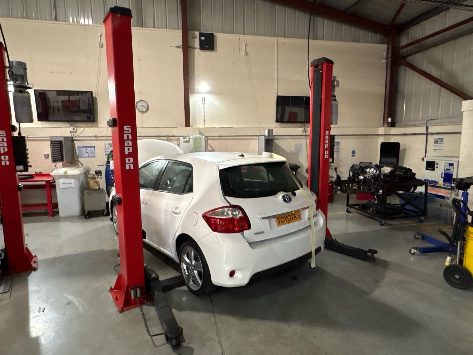 Swl 2 Post Ramp Snap On 2 Post Lift SWL 4T 380V 50Hz 3 Phase 2.2Kw 715kg Year - 2013 ...