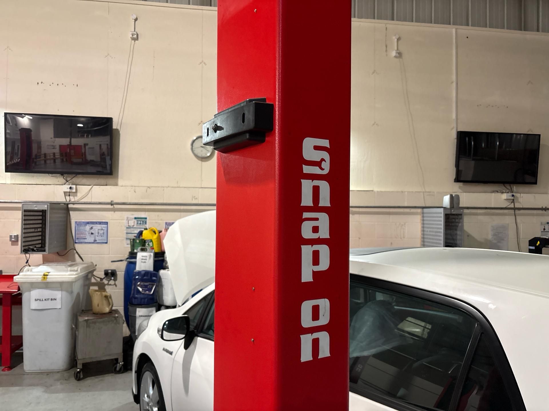 Swl 2 Post Ramp Snap On 2 Post Lift SWL 4T 380V 50Hz 3 Phase 2.2Kw 715kg Year - 2013 ...