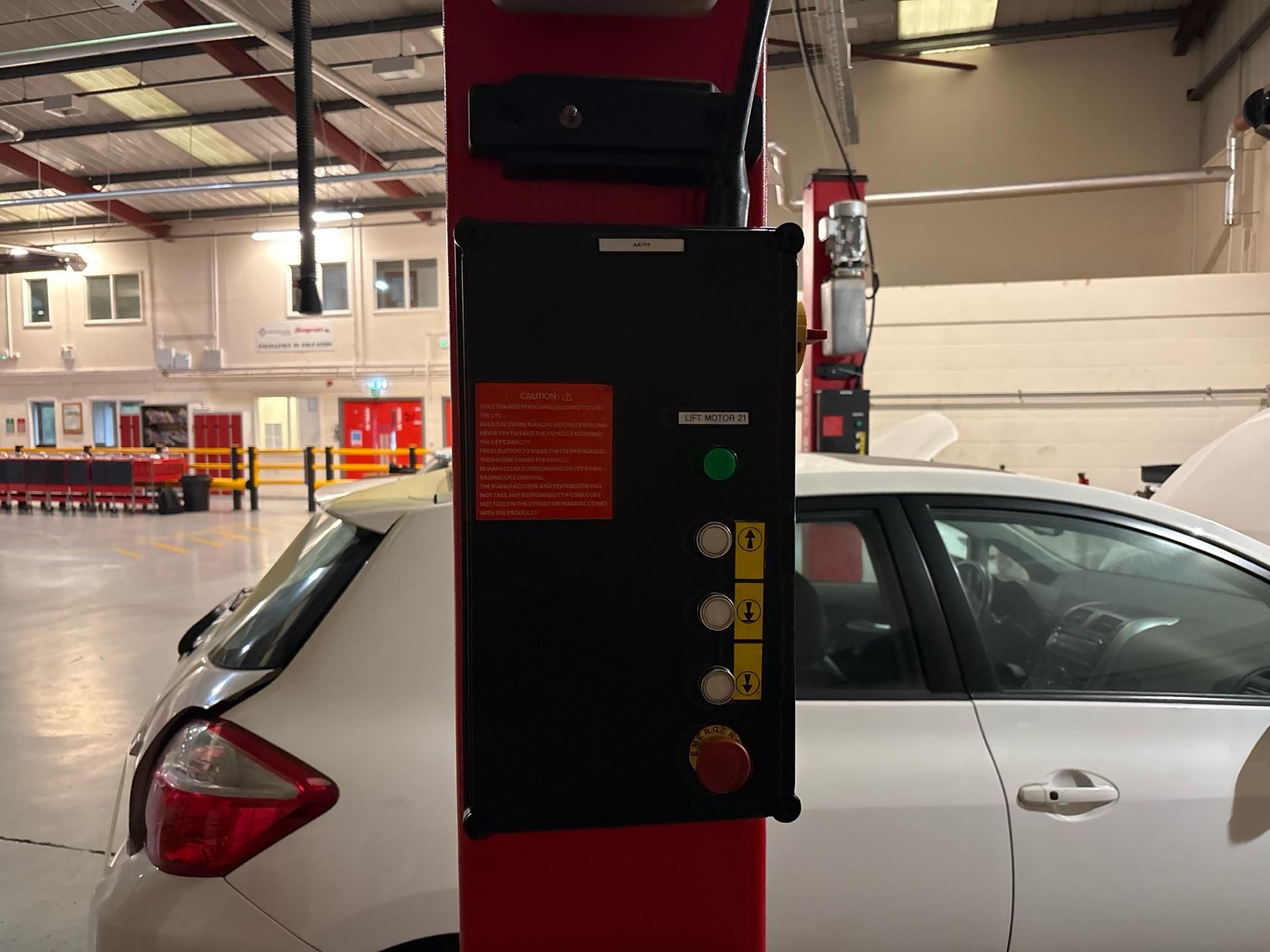 Swl 2 Post Ramp Snap On 2 Post Lift SWL 4T 380V 50Hz 3 Phase 2.2Kw 715kg Year - 2013 ...