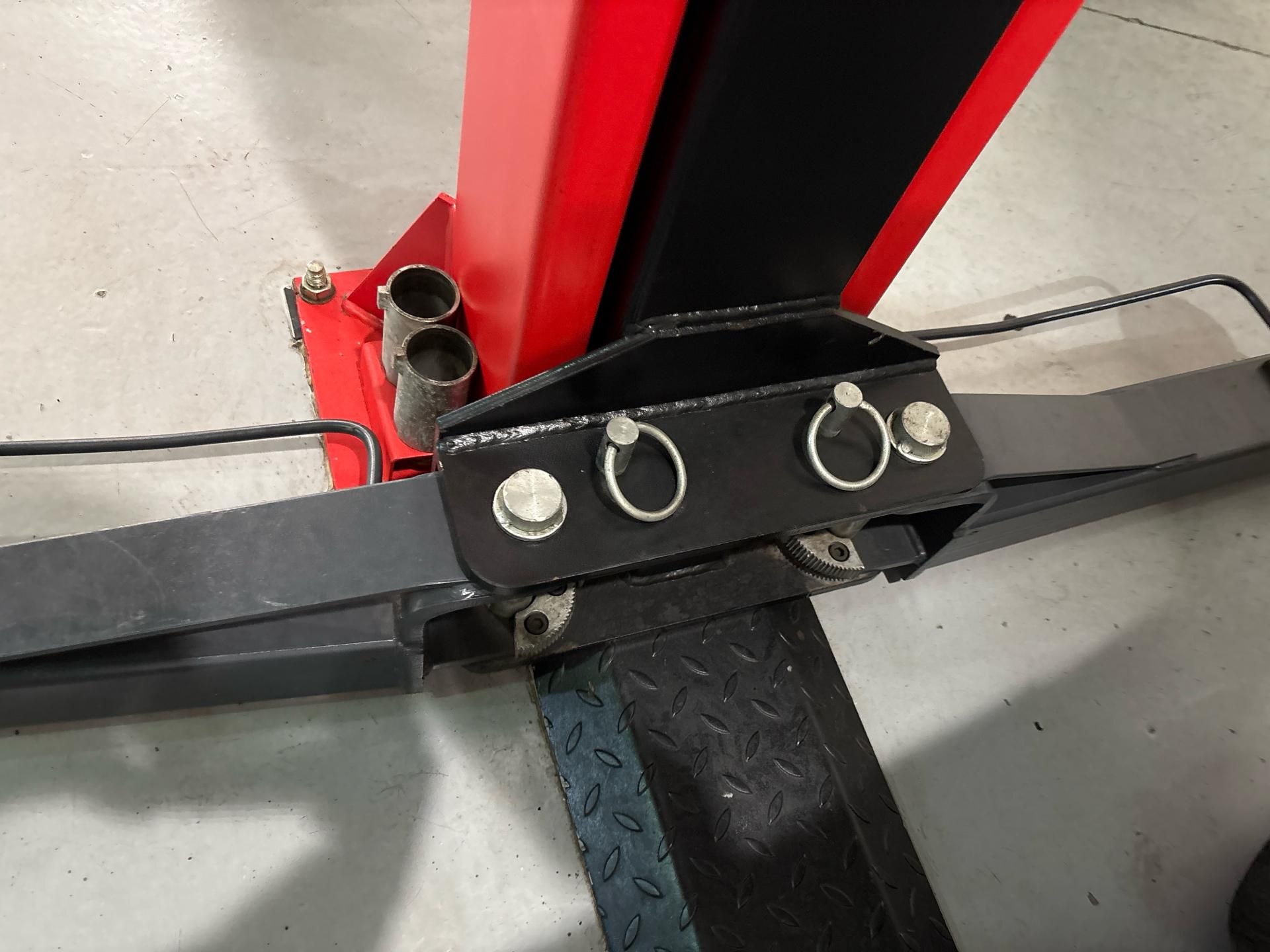 Snap On 2 Post Lift SWL 4T 380V 50Hz 3 Phase 2.2Kw 715kg Year - 2012 ...