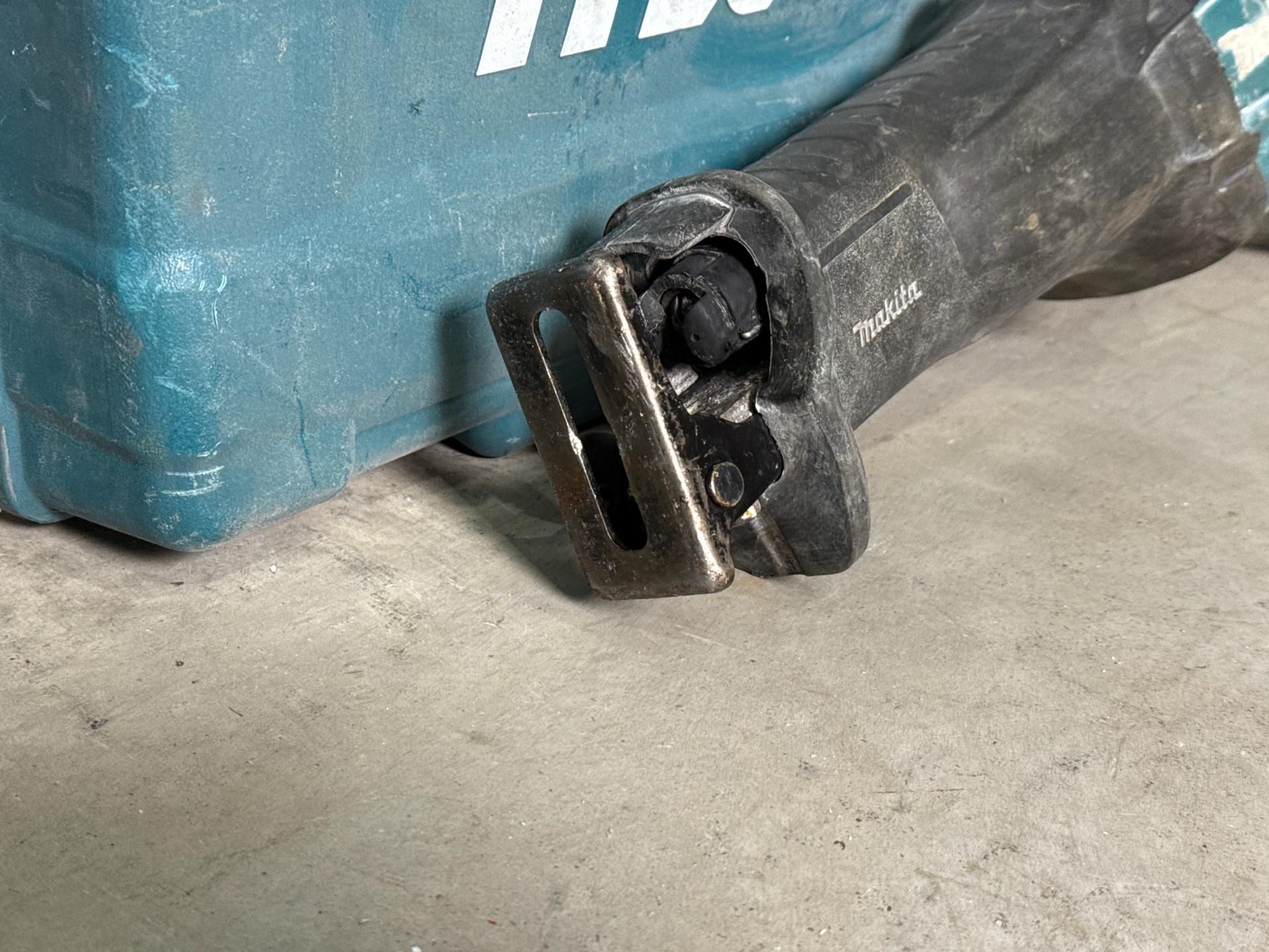 Makita Reciprocating Saw - THX19406 - No Reserve - Image 5 of 6