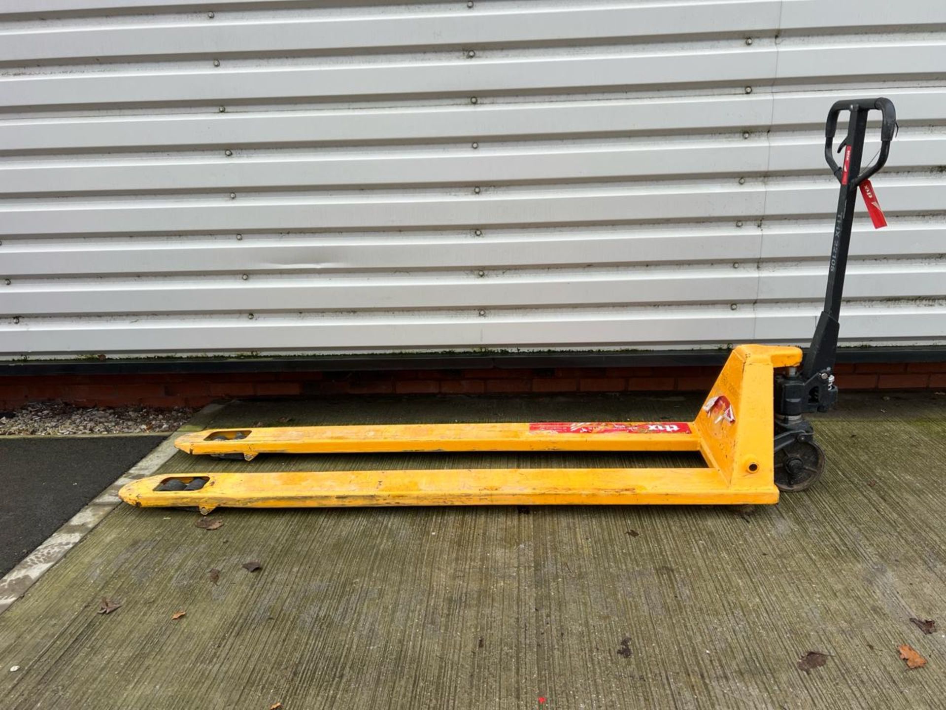Manual Pallet Truck - 2000Kg - 2M. S/N: J24022934-2/037-THX22105 - No Reserve - Image 7 of 7