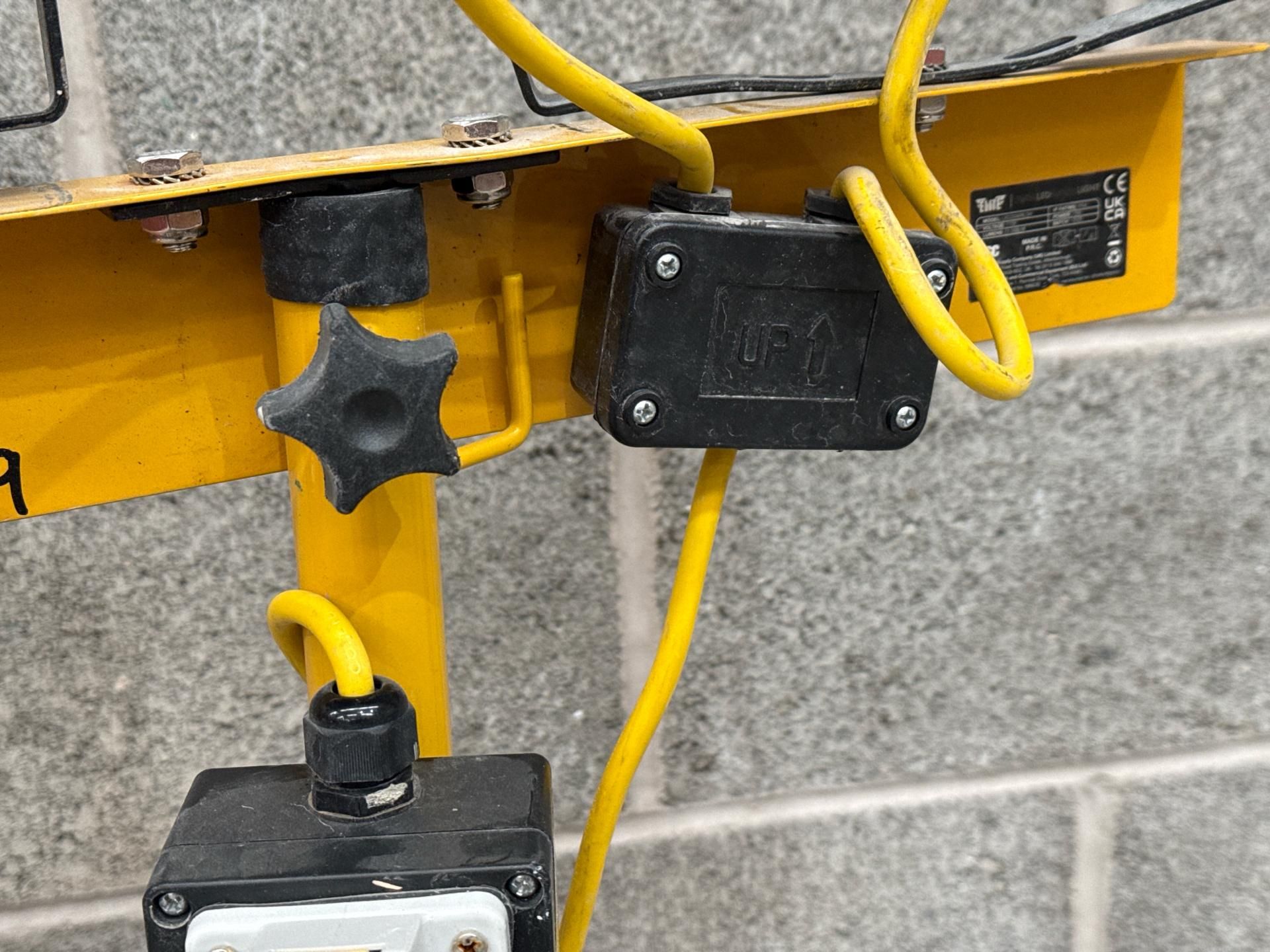 V Twin Head Led With Power Take Off - Thx19469 - No Reserve - Image 8 of 8