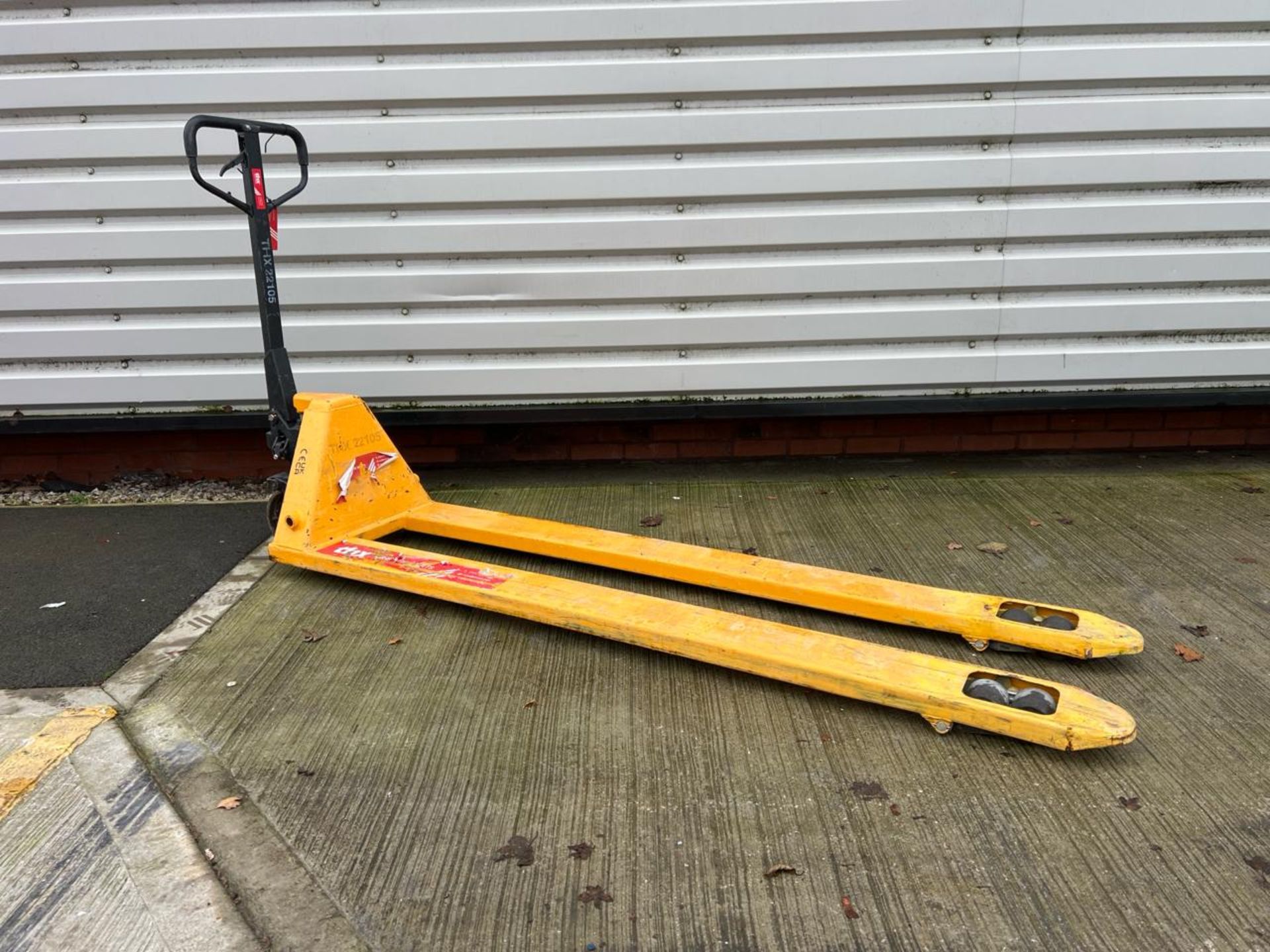 Manual Pallet Truck - 2000Kg - 2M. S/N: J24022934-2/037-THX22105 - No Reserve