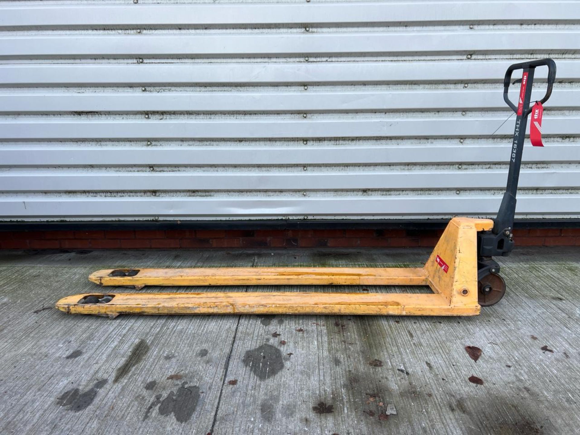 Manual Pallet Truck 2000kg THX16367 - No Reserve - Image 7 of 8