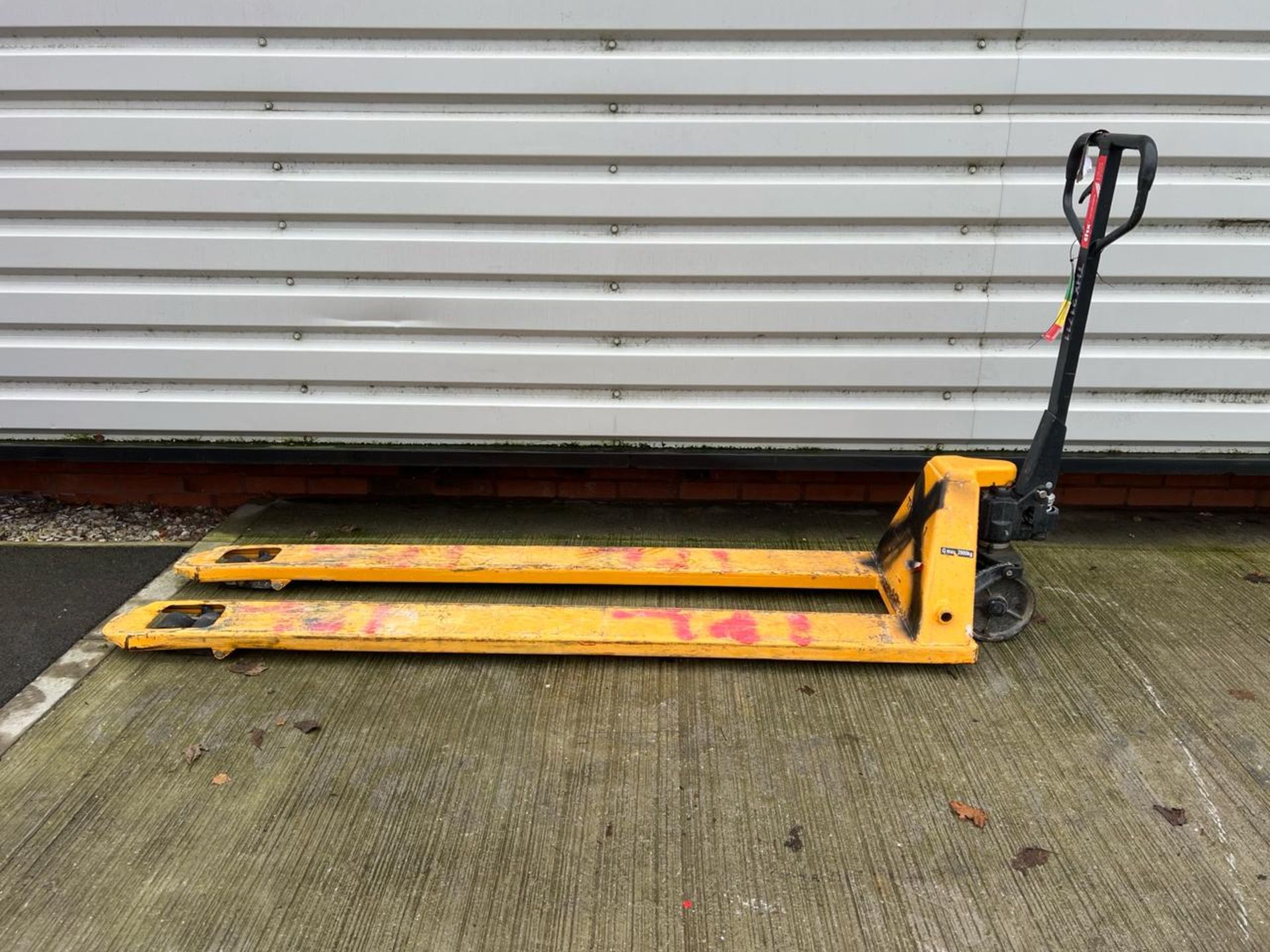 Manual Pallet Truck - 2000Kg - 2M. S/N: J24032934-4/30-THX21711 - No Reserve - Image 5 of 10