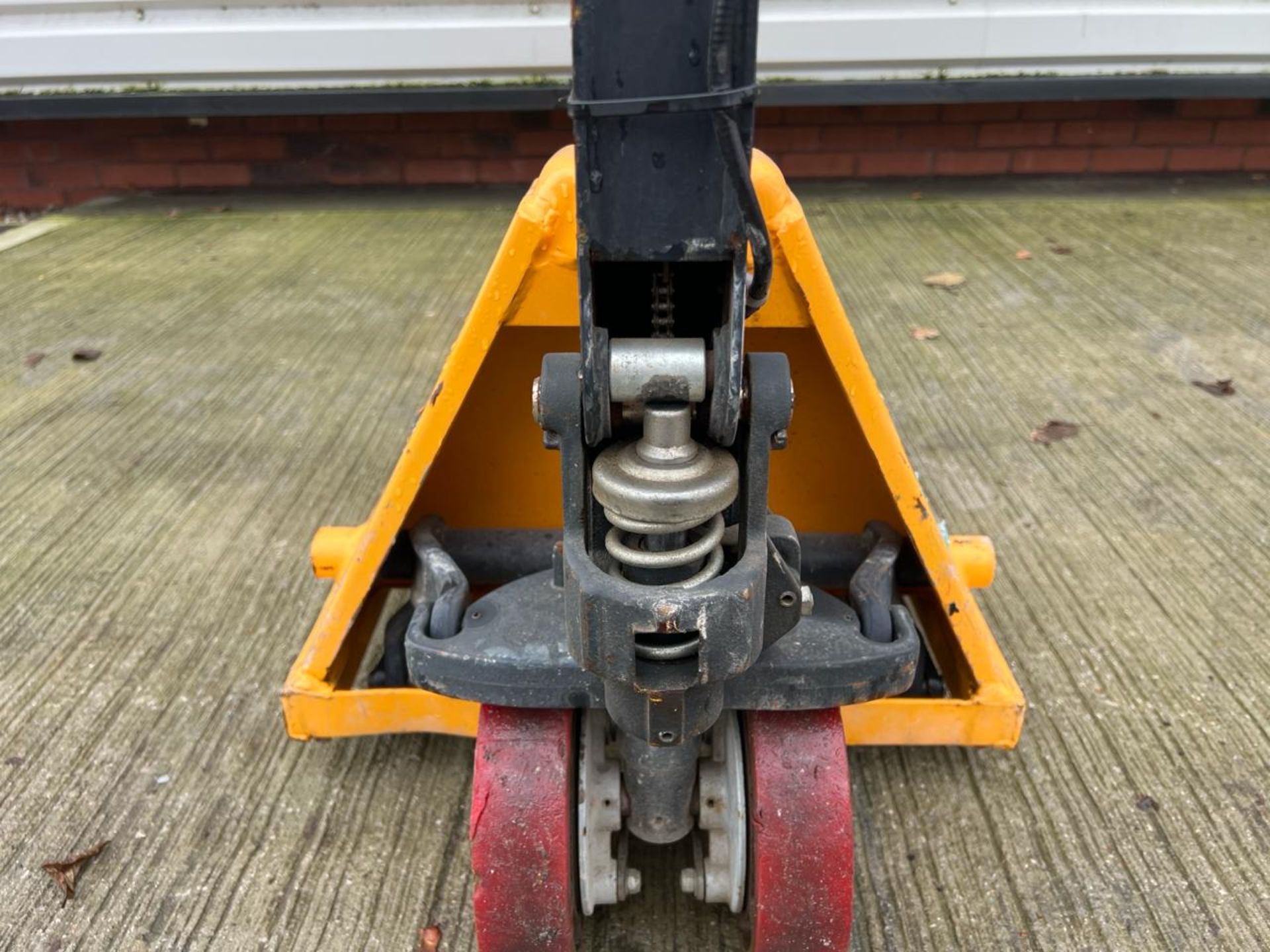 Manual Pallet Truck - 2000Kg - 2M - Braked. S/N: J22102934-1/076-THX15627 - No Reserve - Image 4 of 10