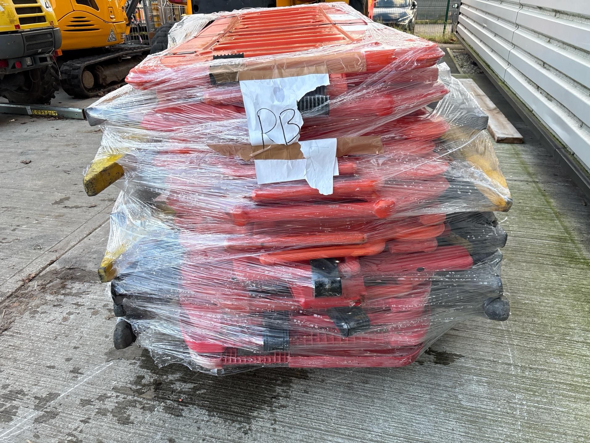 Pallet of Orange Plastic Saftey Barriers - No reserve - Image 6 of 7