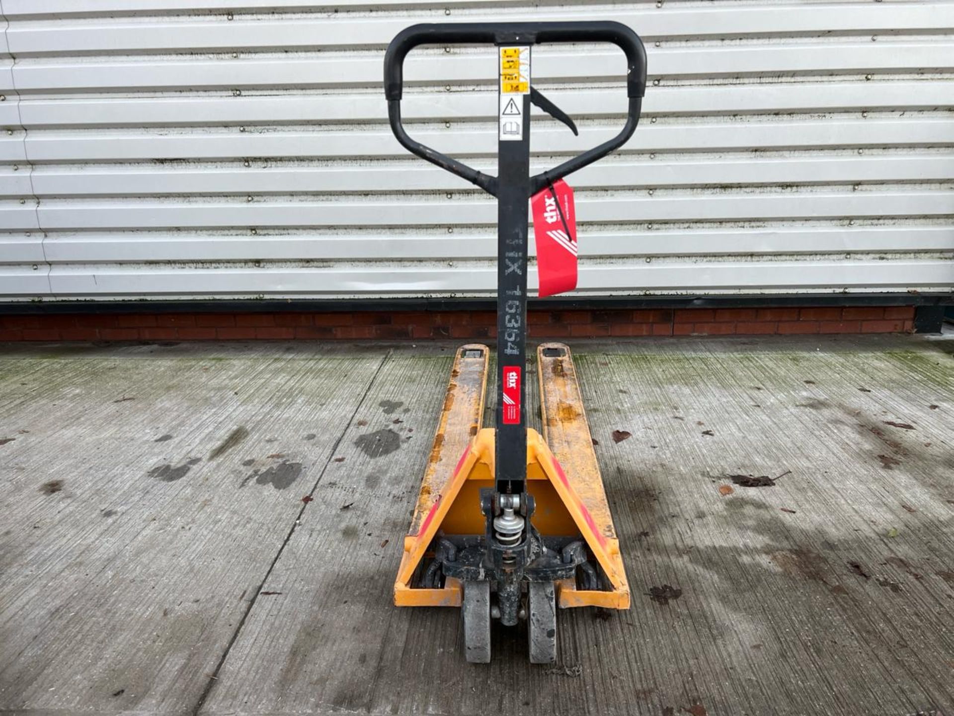 Manual Pallet Truck 2000kgTHX16364 - No Reserve - Image 2 of 10