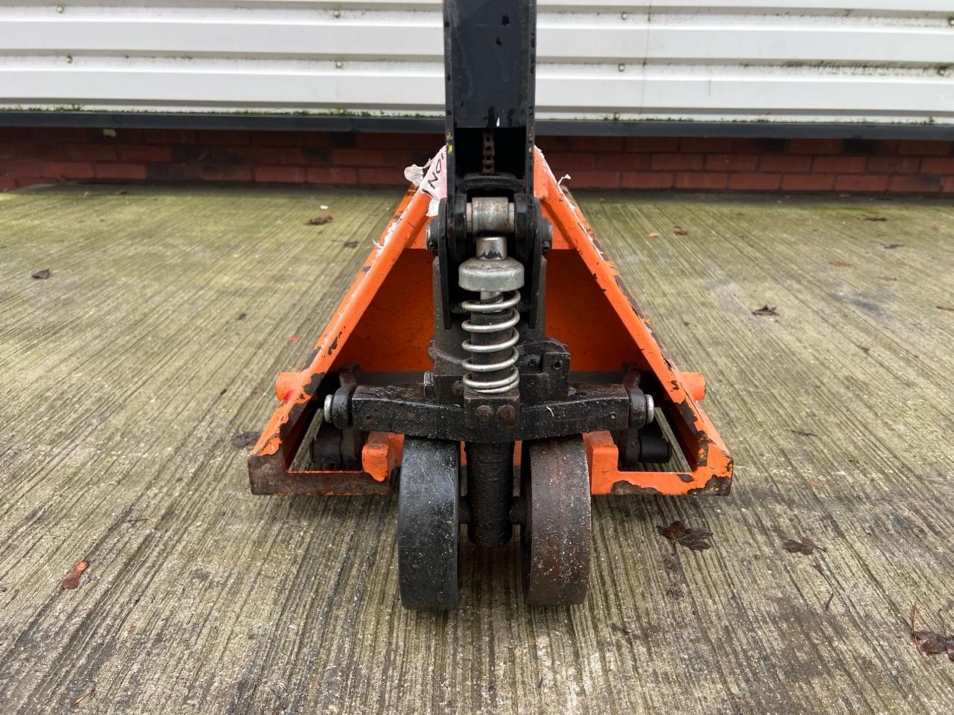 Manual Pallet Truck THX9288 - No Reserve - Image 6 of 11