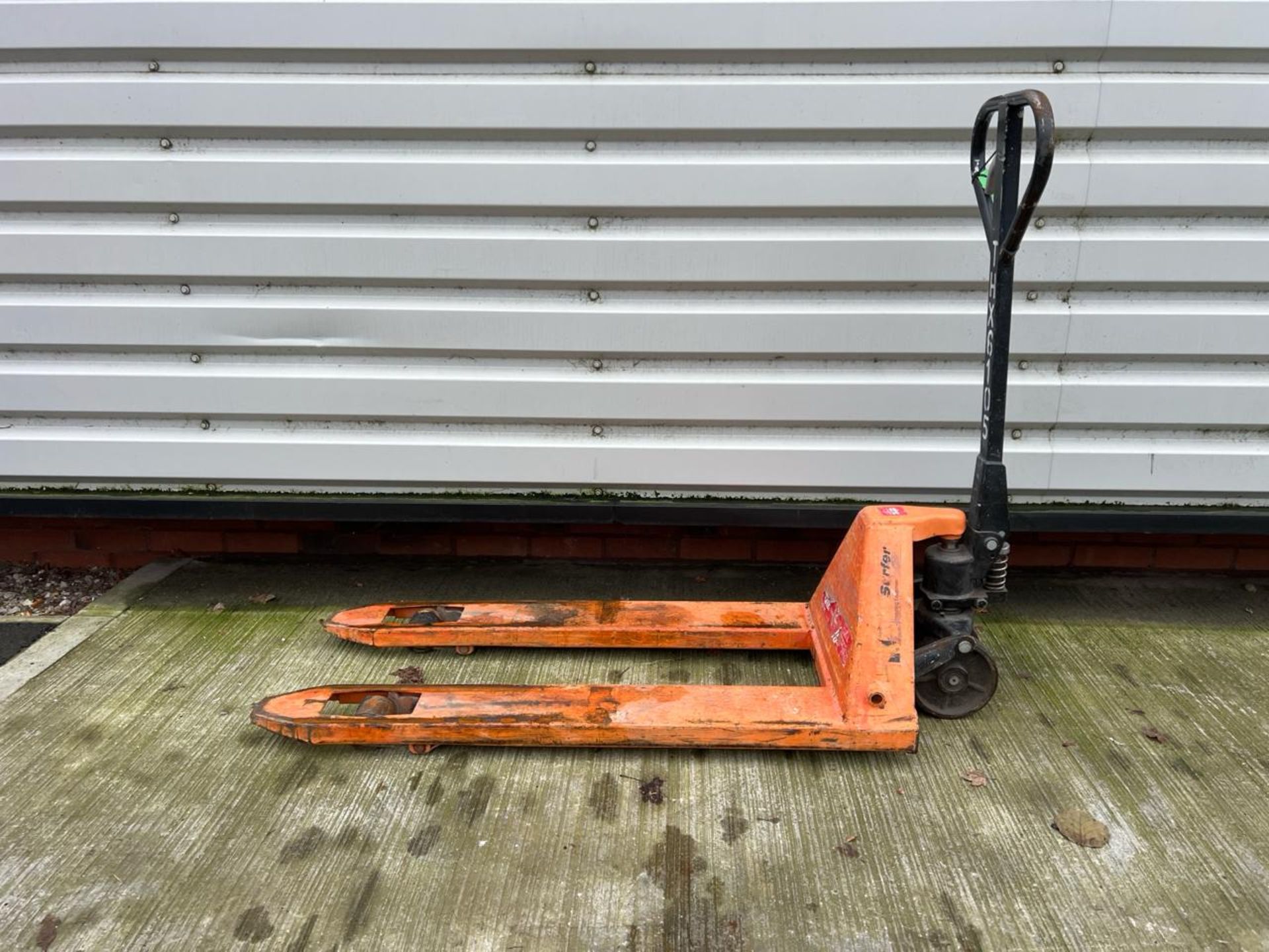 Manual Pallet Truck THX6105 - No reserve - Image 5 of 7