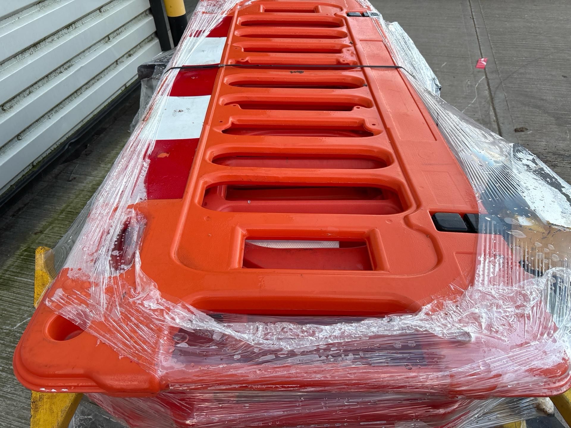 Pallet of Orange Plastic Saftey Barriers - No reserve - Image 2 of 7