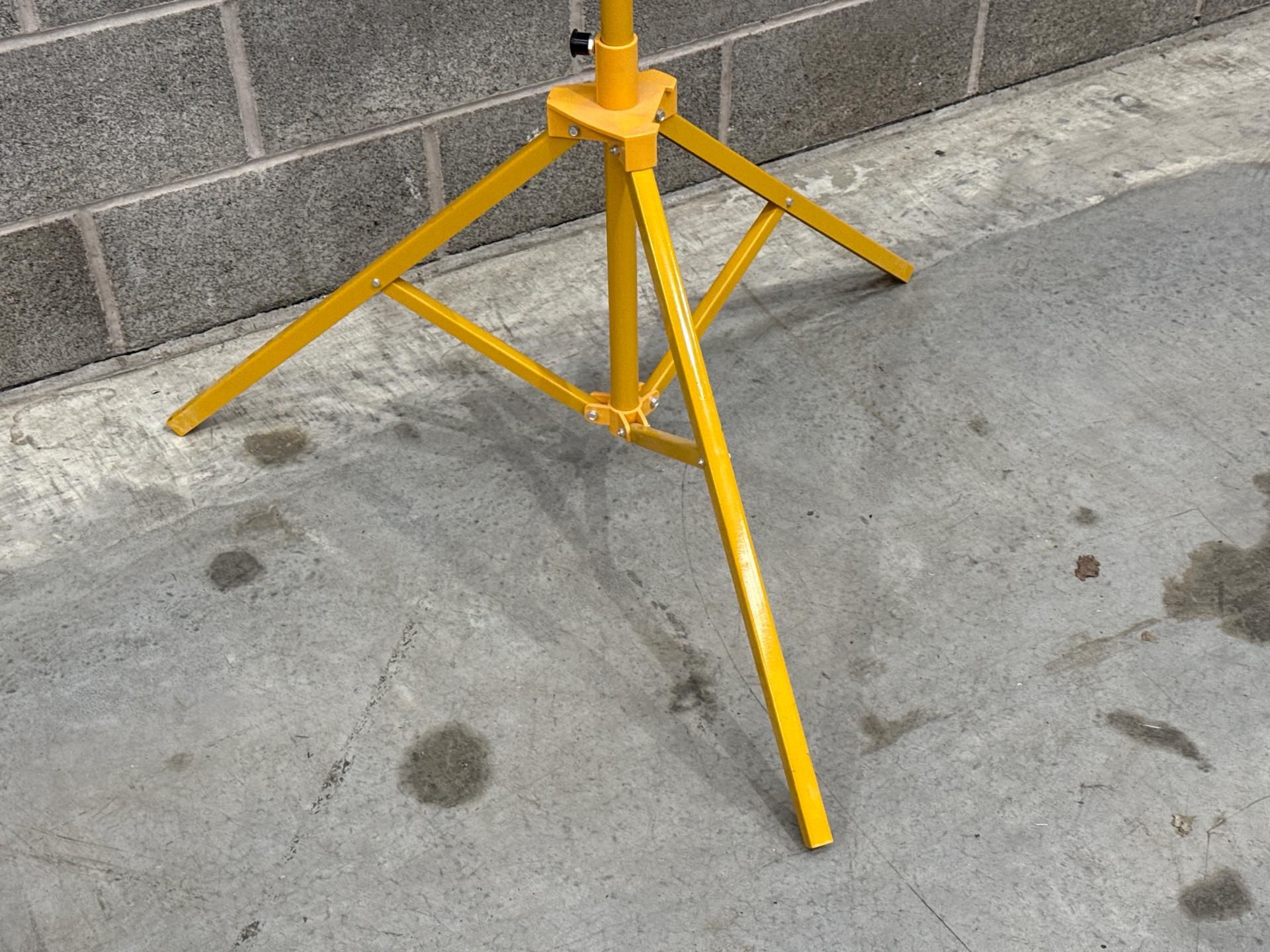 V Twin Head Led With Power Take Off - Thx23900 - No Reserve - Image 2 of 8