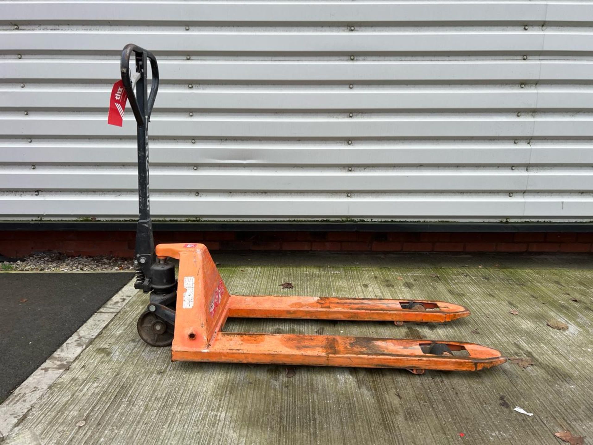 Manual Pallet Truck THX6105 - No reserve - Image 2 of 7