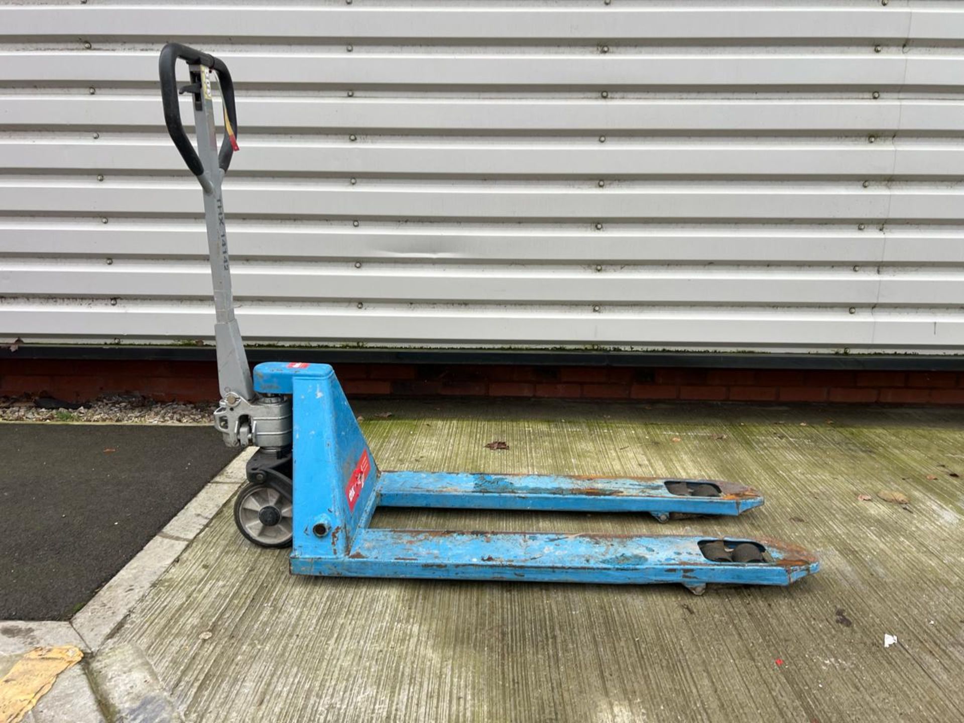 Manual Pallet Truck THX14142 - No reserve - Image 2 of 6