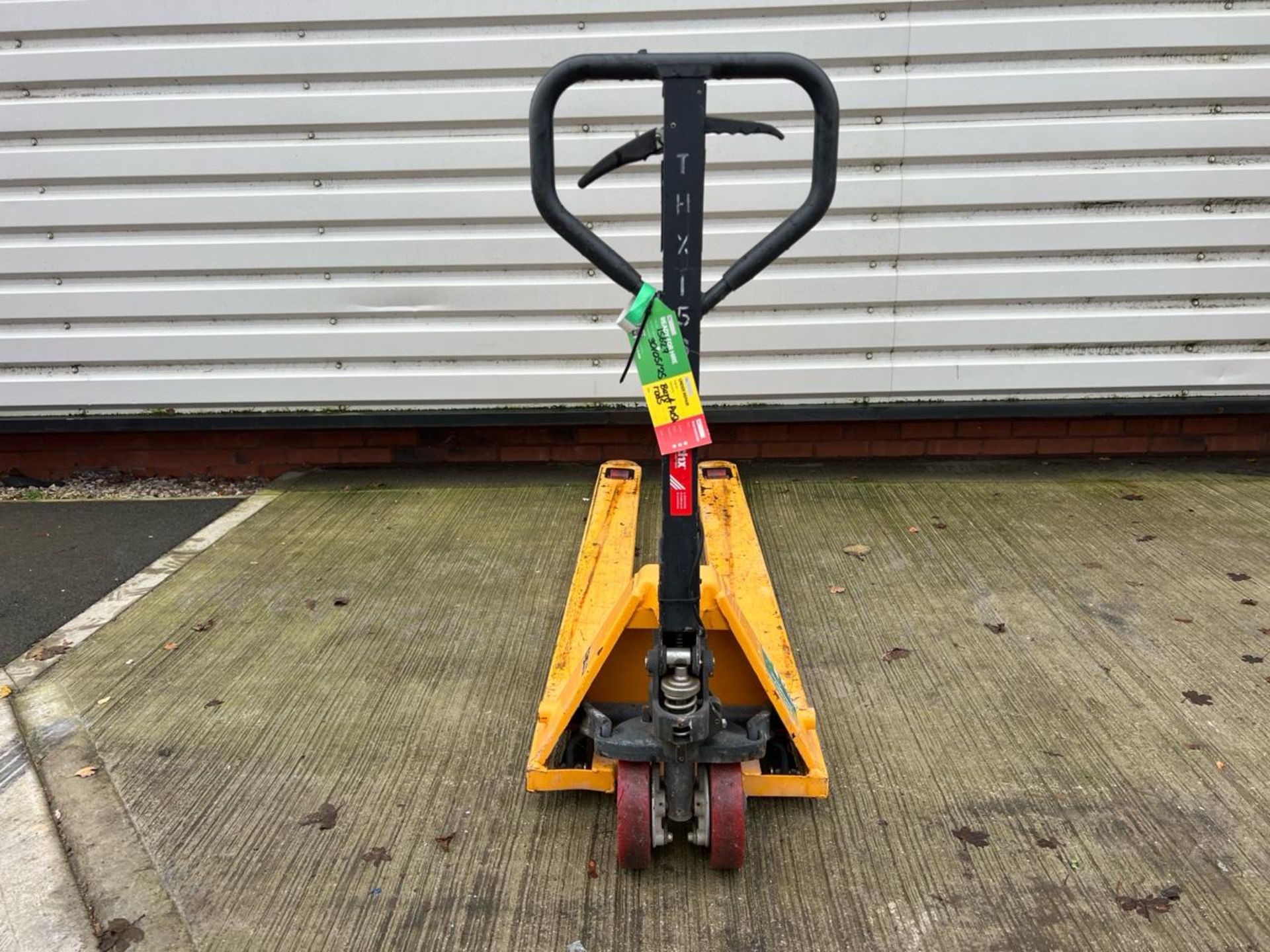 Manual Pallet Truck - 2000Kg - 2M - Braked. S/N: J22102934-1/076-THX15627 - No Reserve - Image 2 of 10