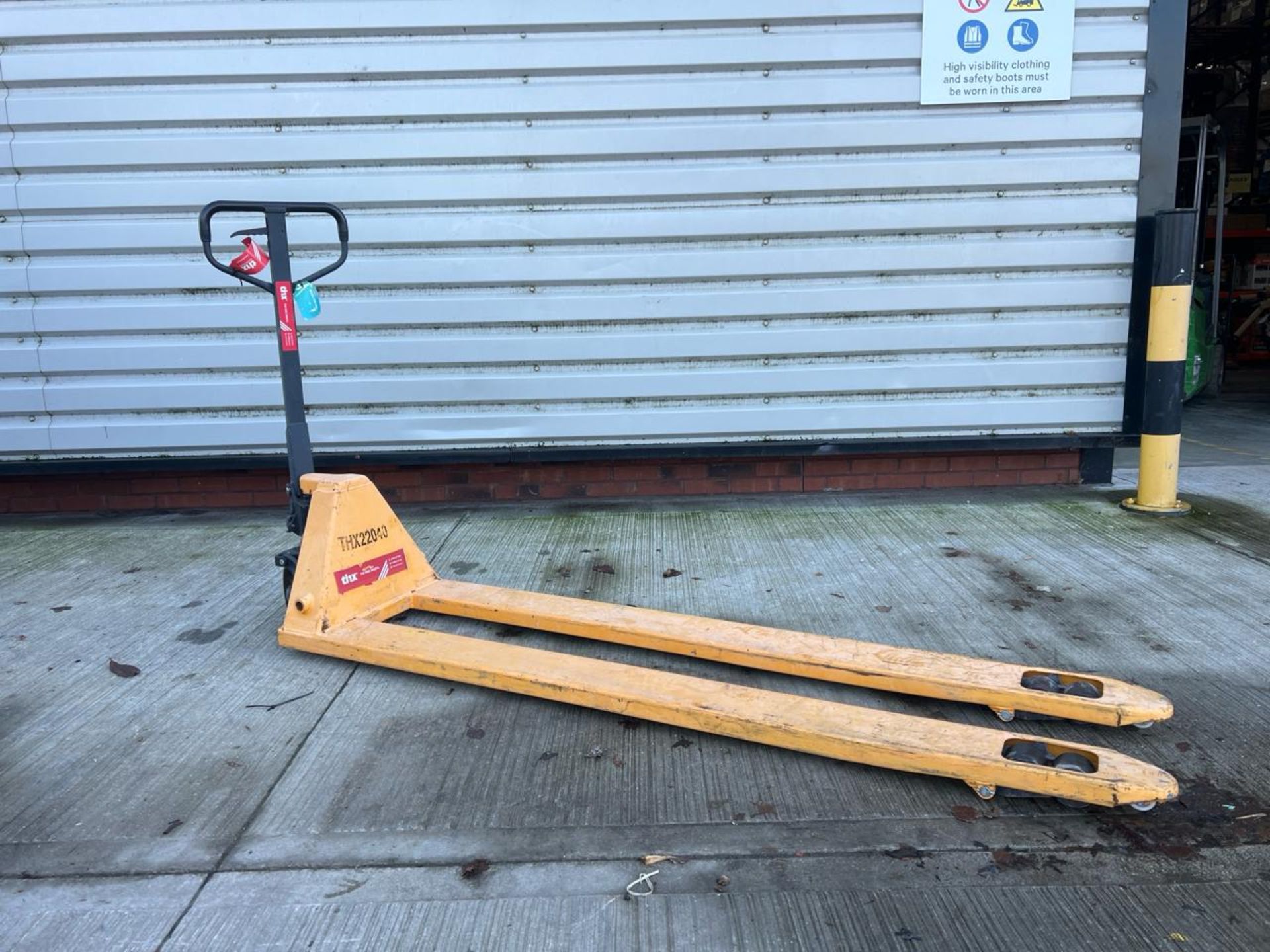 Manual Pallet Truck - 2000Kg - 2M. S/N: J22072934-2/012-THX22040 - No Reserve