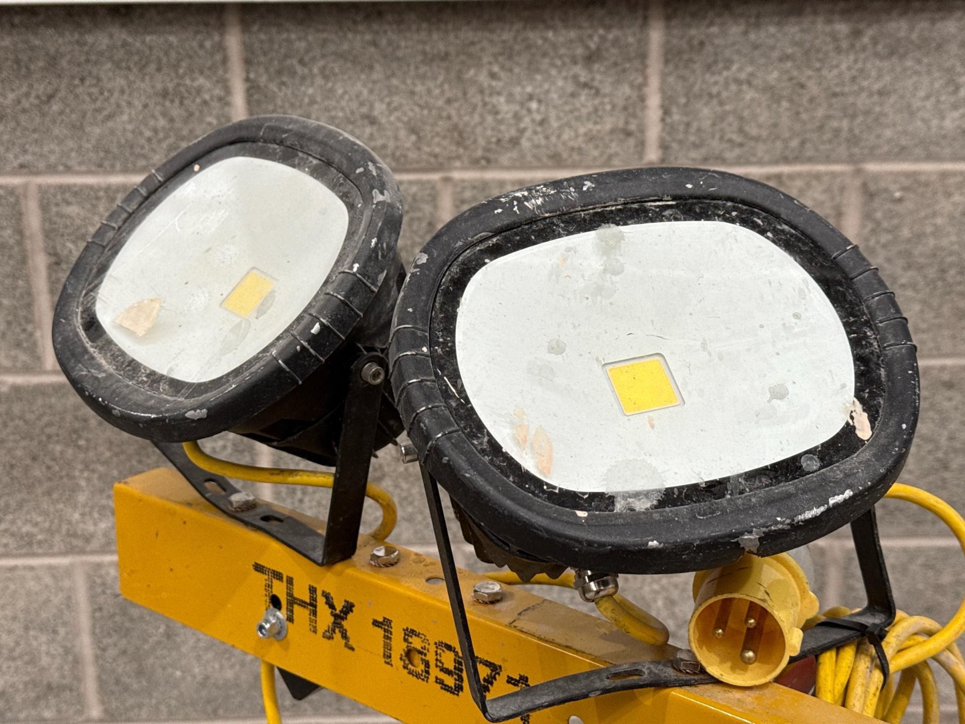 V Twin Head Led With Power Take Off - Thx18971 - No Reserve - Image 5 of 7