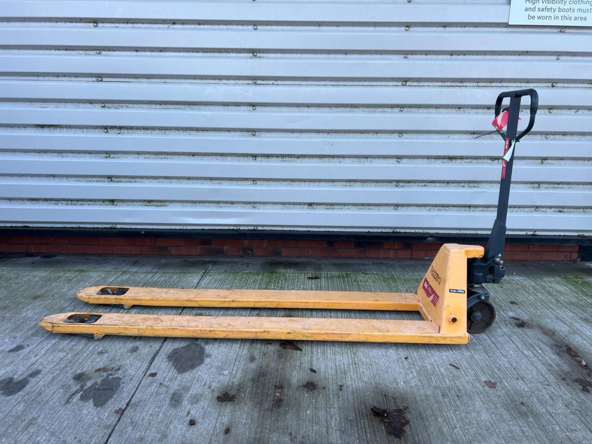 Manual Pallet Truck - 2000Kg - 2M. S/N: J22072934-2/012-THX22040 - No Reserve - Image 7 of 9