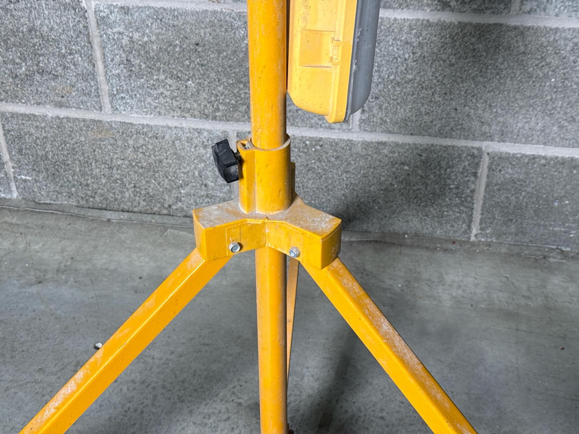 5FT LED Retractable Leg Plasterers Light - THX18106 - No reserve - Image 5 of 6