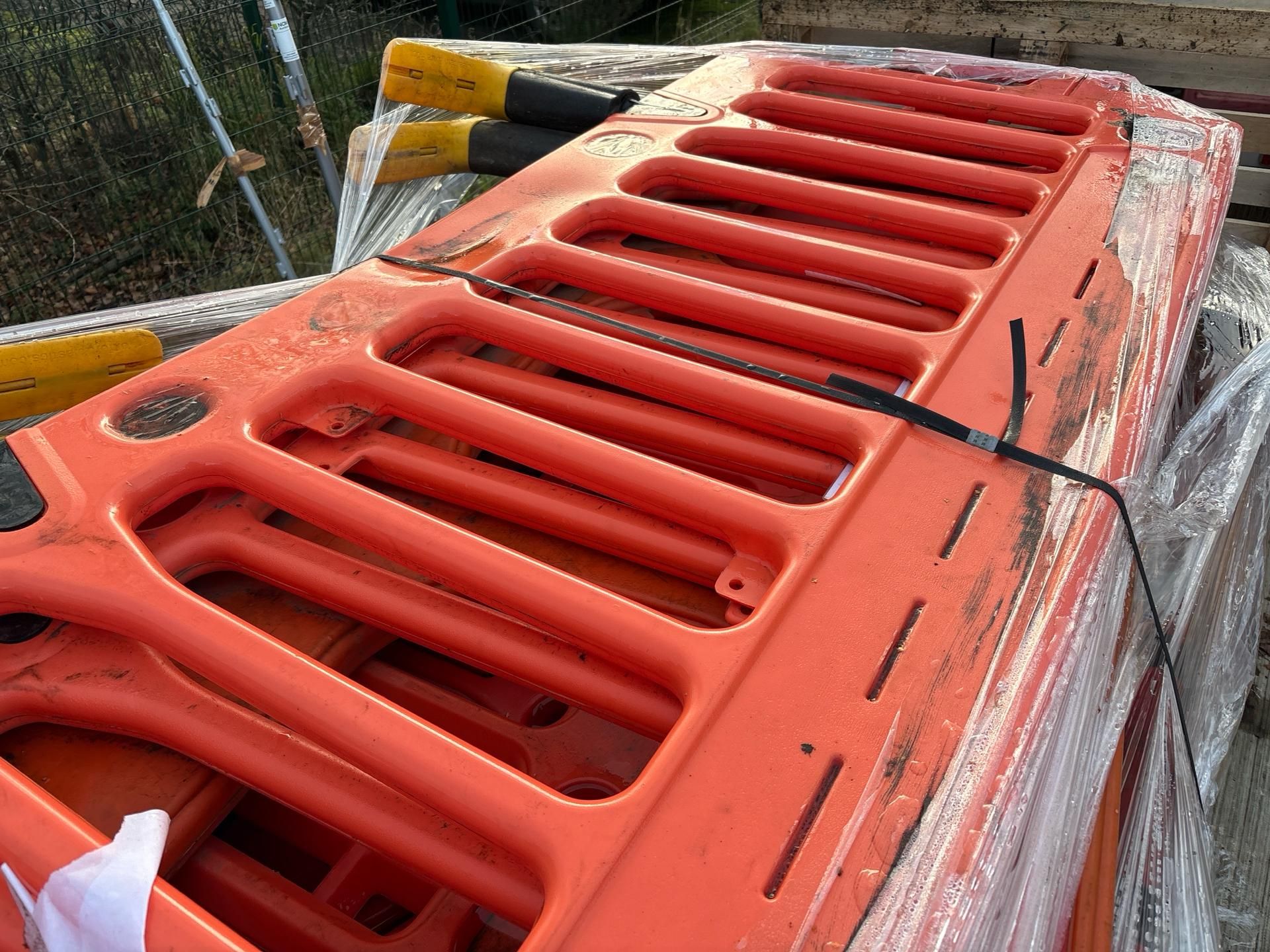 Pallet of Orange Plastic Saftey Barriers - No reserve - Image 6 of 6