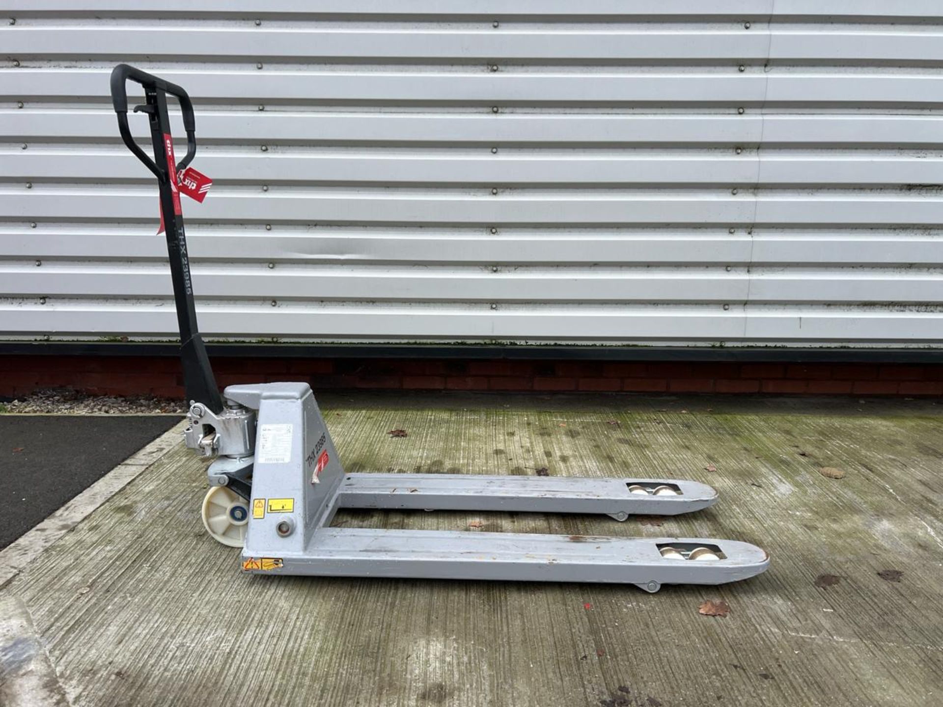Pallet Truck 540Mm X 1150Mm 2500Kg. S/N: 42610-199-THX23985 - No reserve - Image 2 of 7