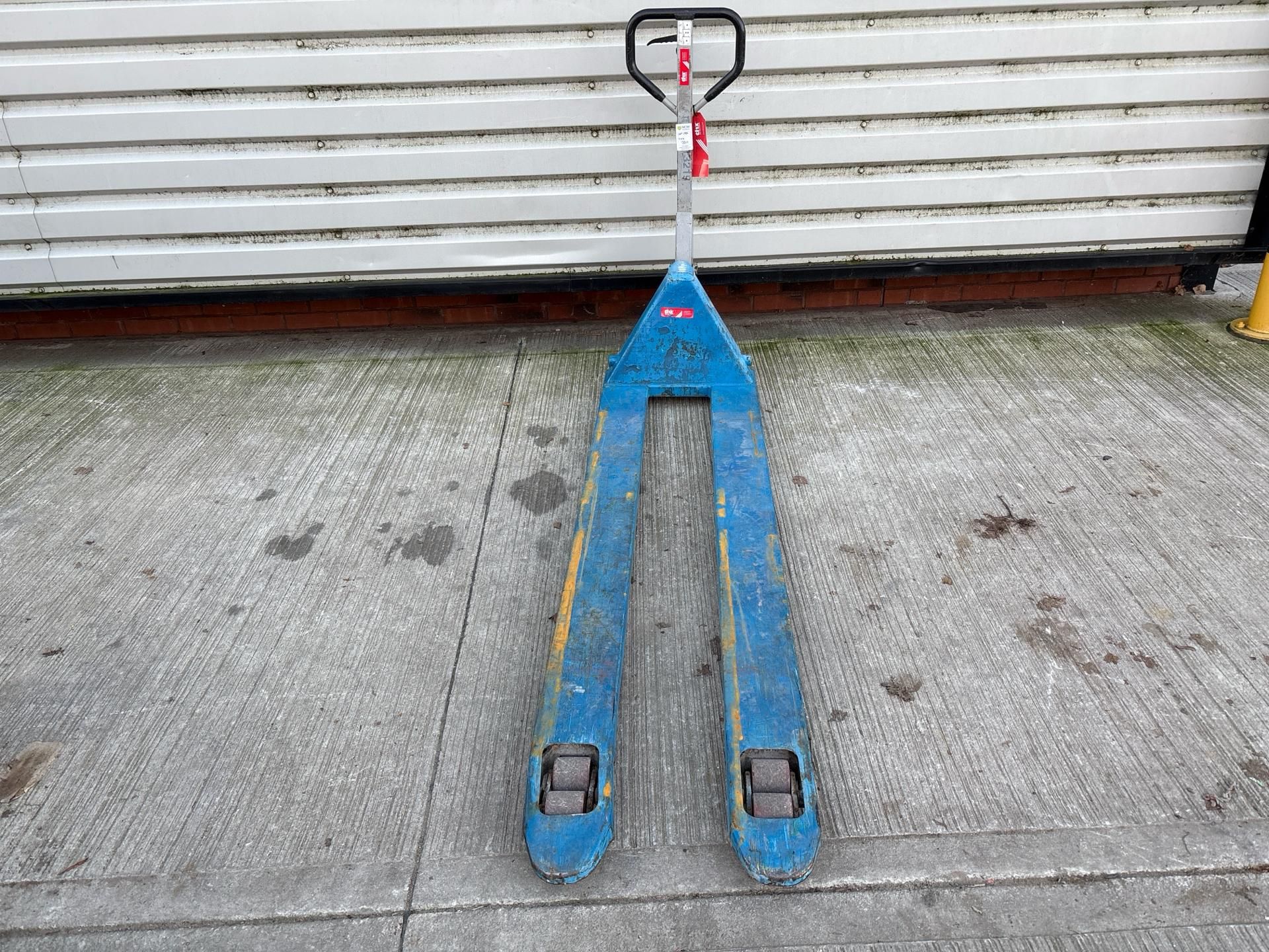 Manual Pallet Truck - 2000Kg - 2M. S/N: 2545601561-THX13219 - No reserve - Image 5 of 6