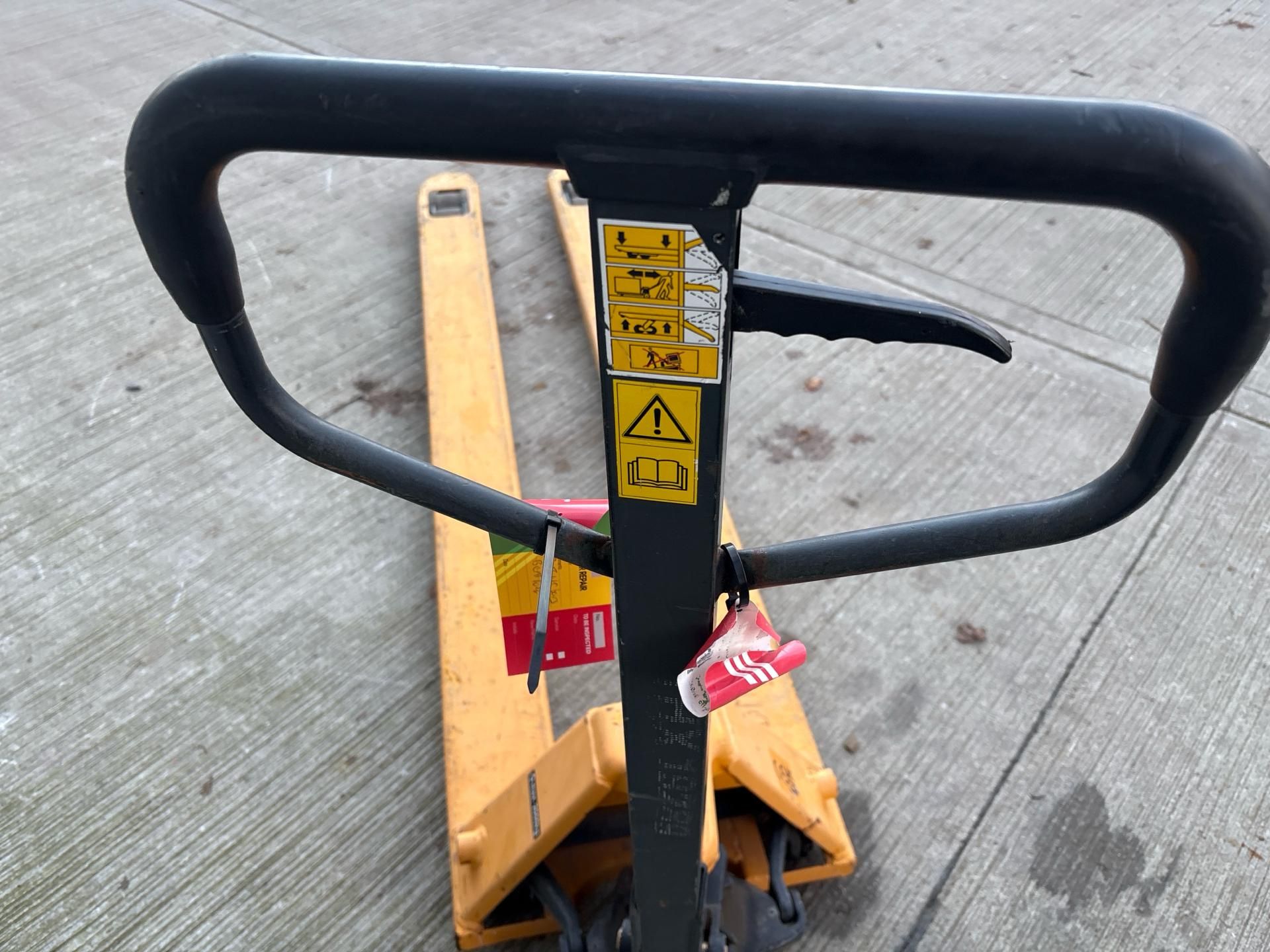 Manual Pallet Truck - 2000Kg - 2M. S/N: J23092934-7/036-THX19289 - No reserve - Image 8 of 8