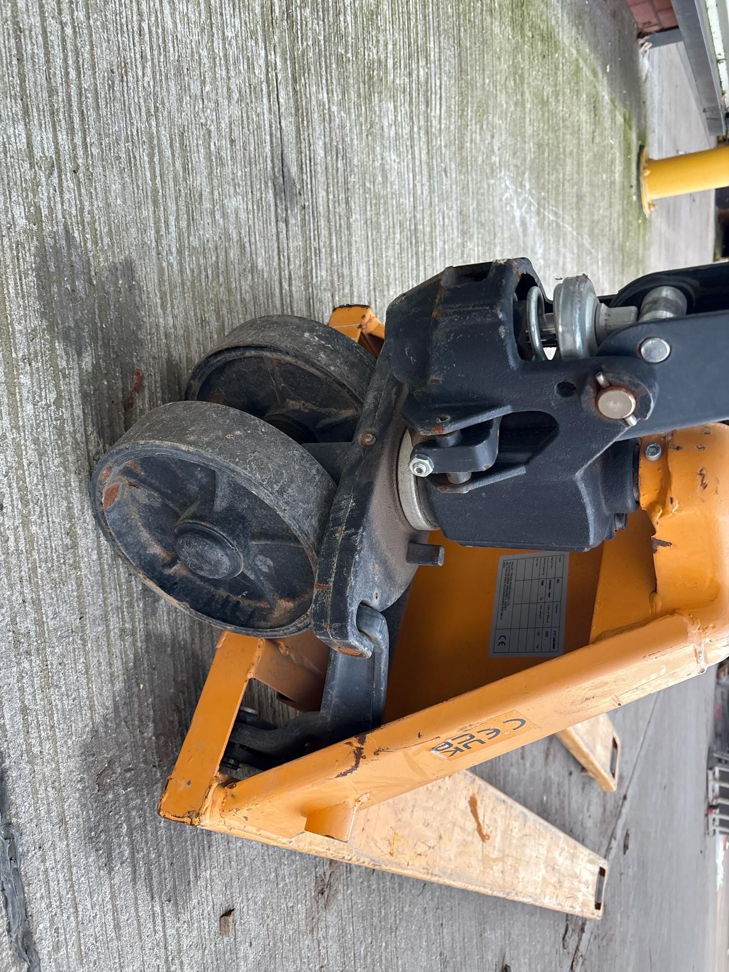 Manual Pallet Truck - 2000Kg - 2M. S/N: J23092934-7/036-THX19289 - No reserve - Image 6 of 8