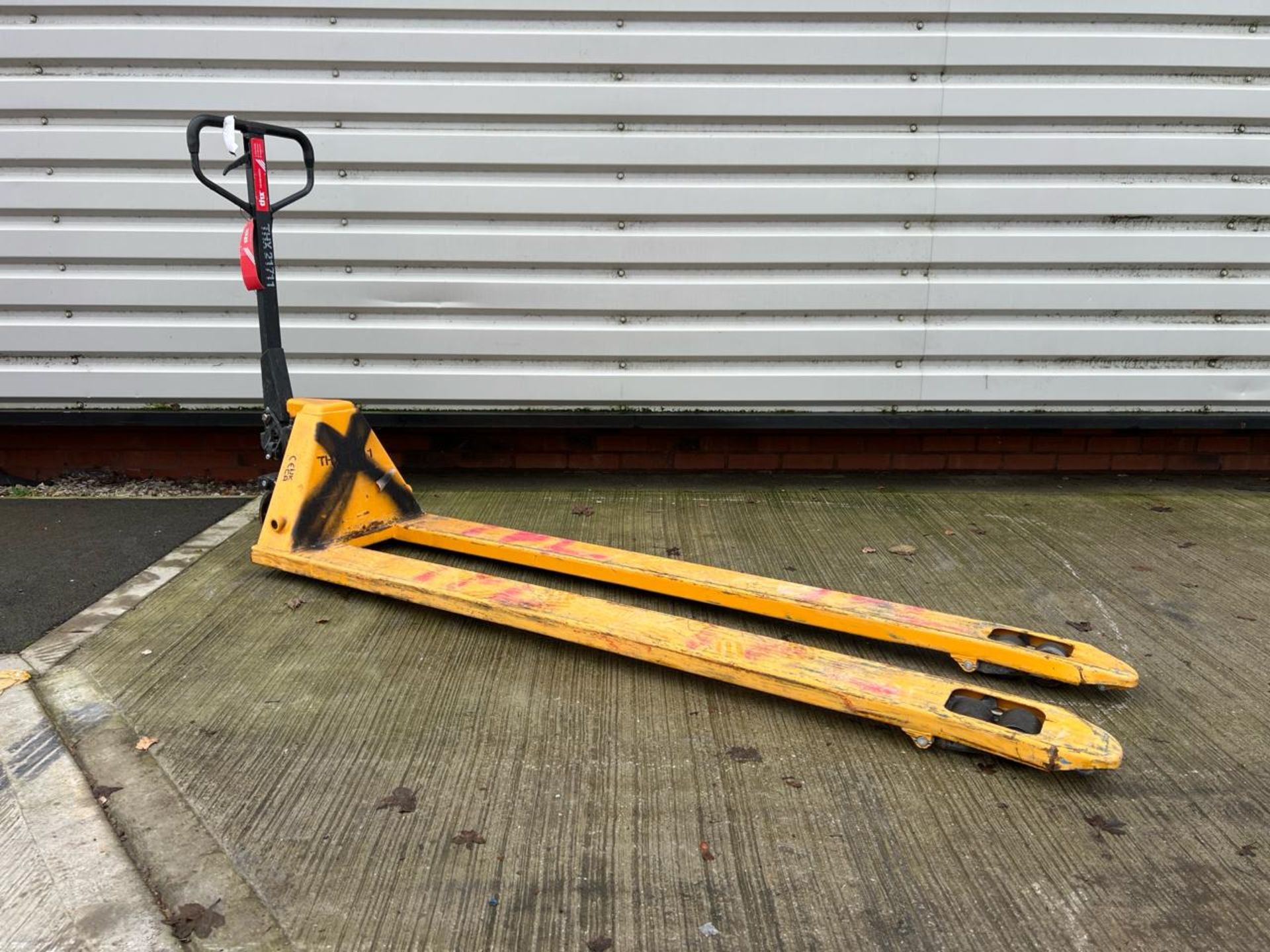 Manual Pallet Truck - 2000Kg - 2M. S/N: J24032934-4/30-THX21711 - No Reserve