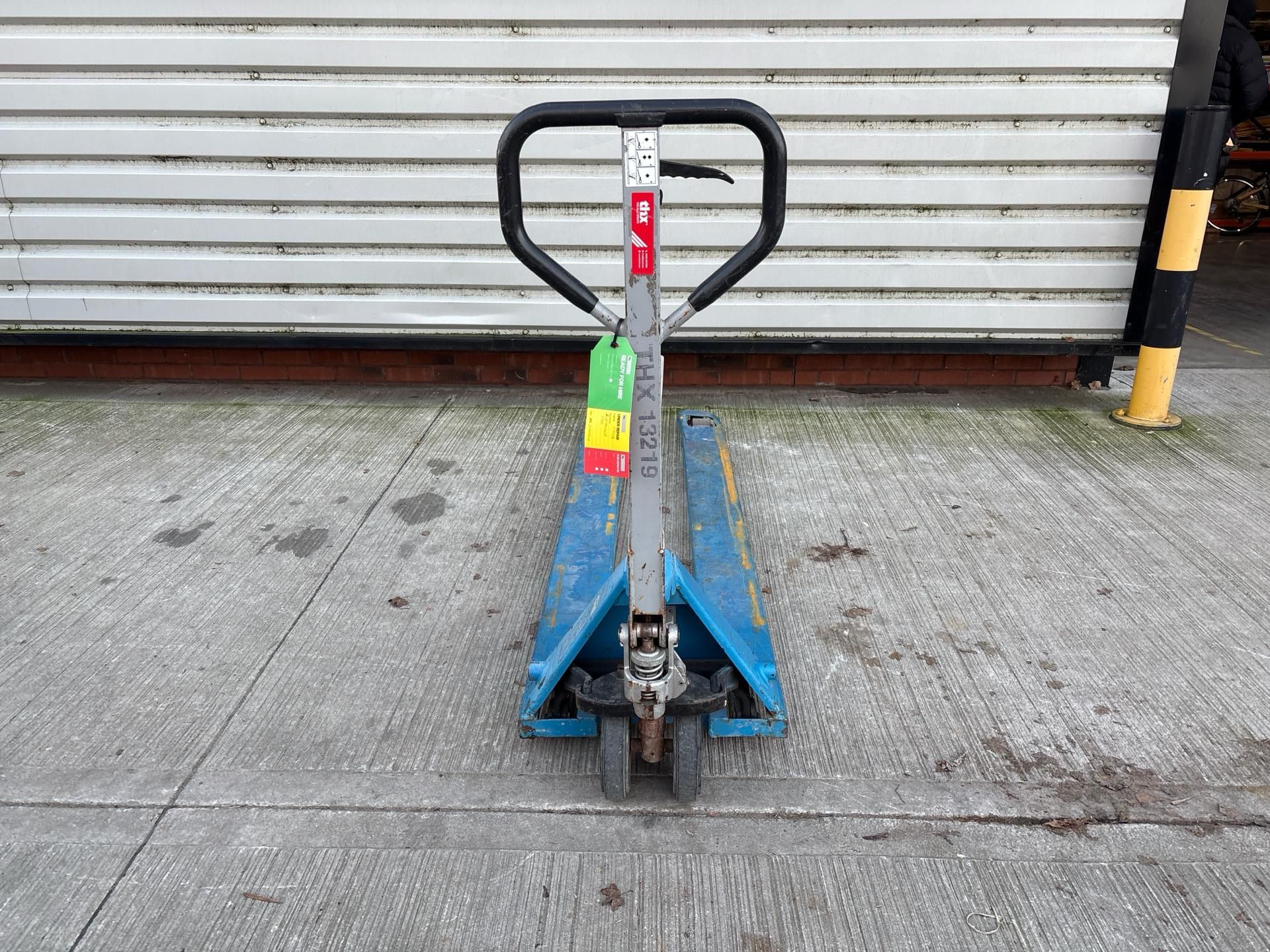 Manual Pallet Truck - 2000Kg - 2M. S/N: 2545601561-THX13219 - No reserve - Image 3 of 6
