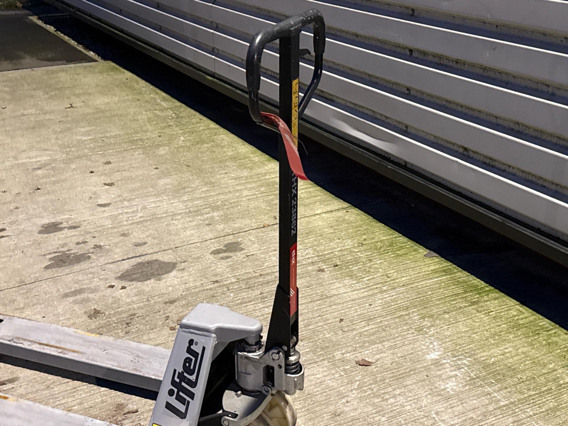 Lifter Grey Pallet Truck - THX23862 - No Reserve - Image 4 of 5