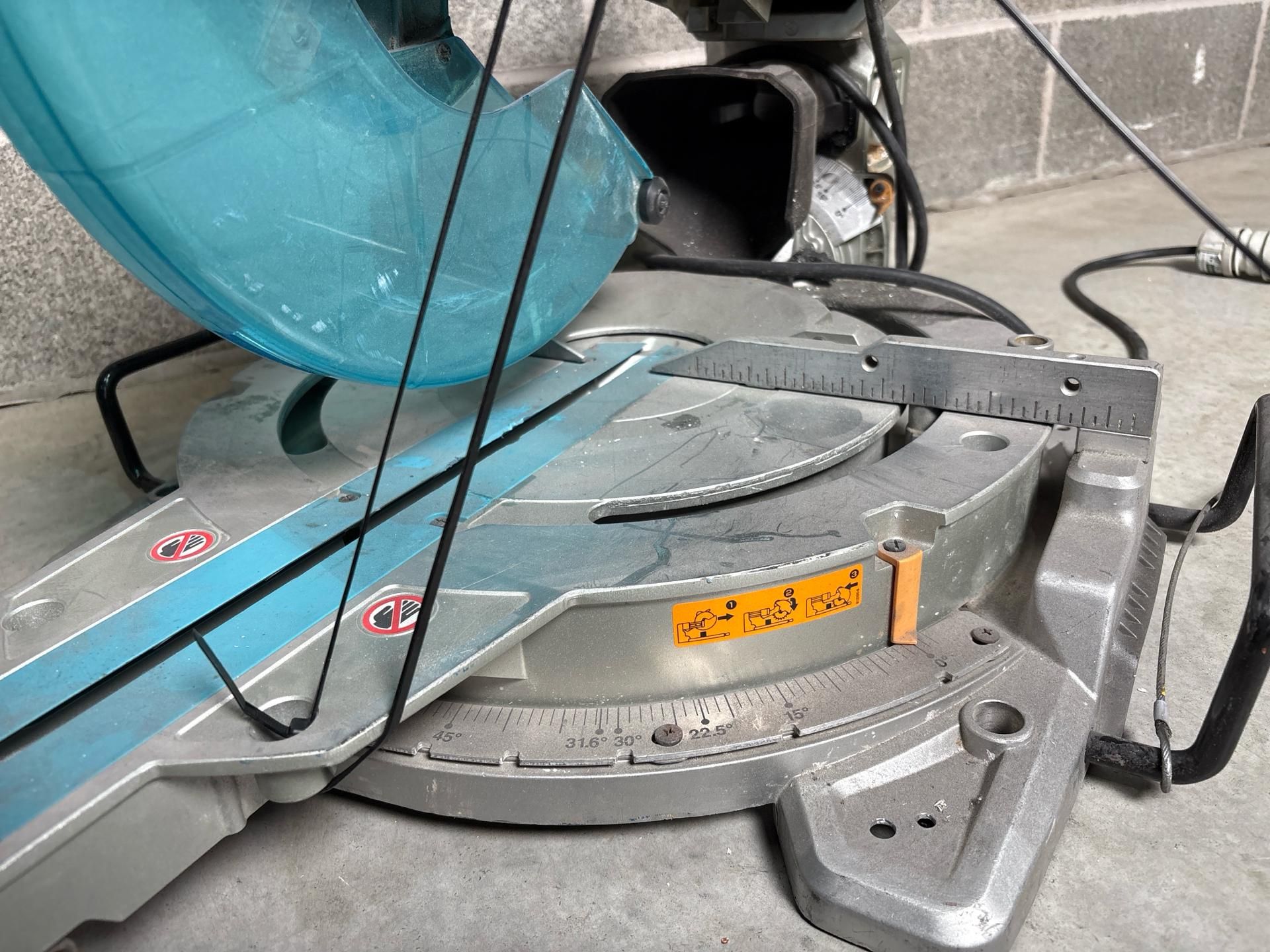 Makita Telescopic Compound Mitre Saw 305Mm 12" -THX15032 - No Reserve - Image 3 of 9