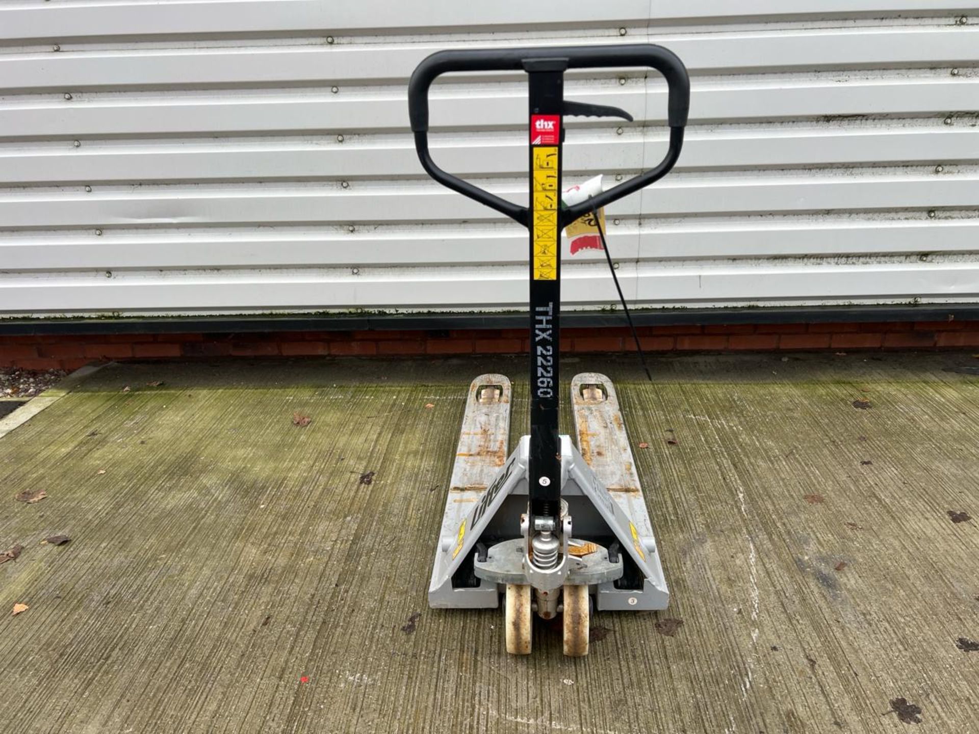 Manual Pallet Truck 2500kg THX22260 - No Reserve - Image 5 of 9