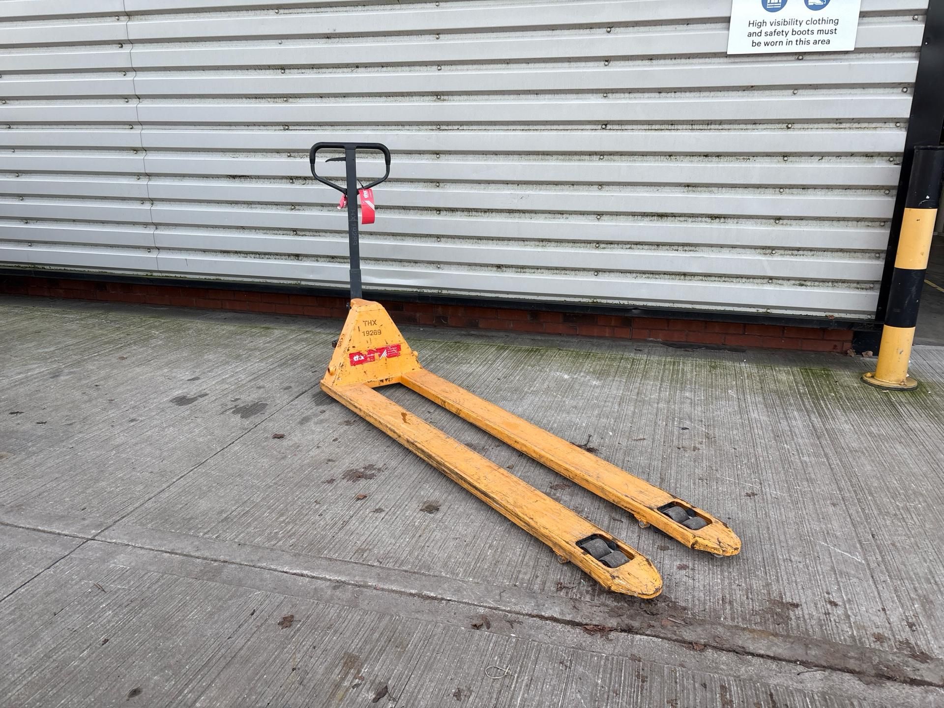 Manual Pallet Truck - 2000Kg - 2M. S/N: J23092934-7/036-THX19289 - No reserve