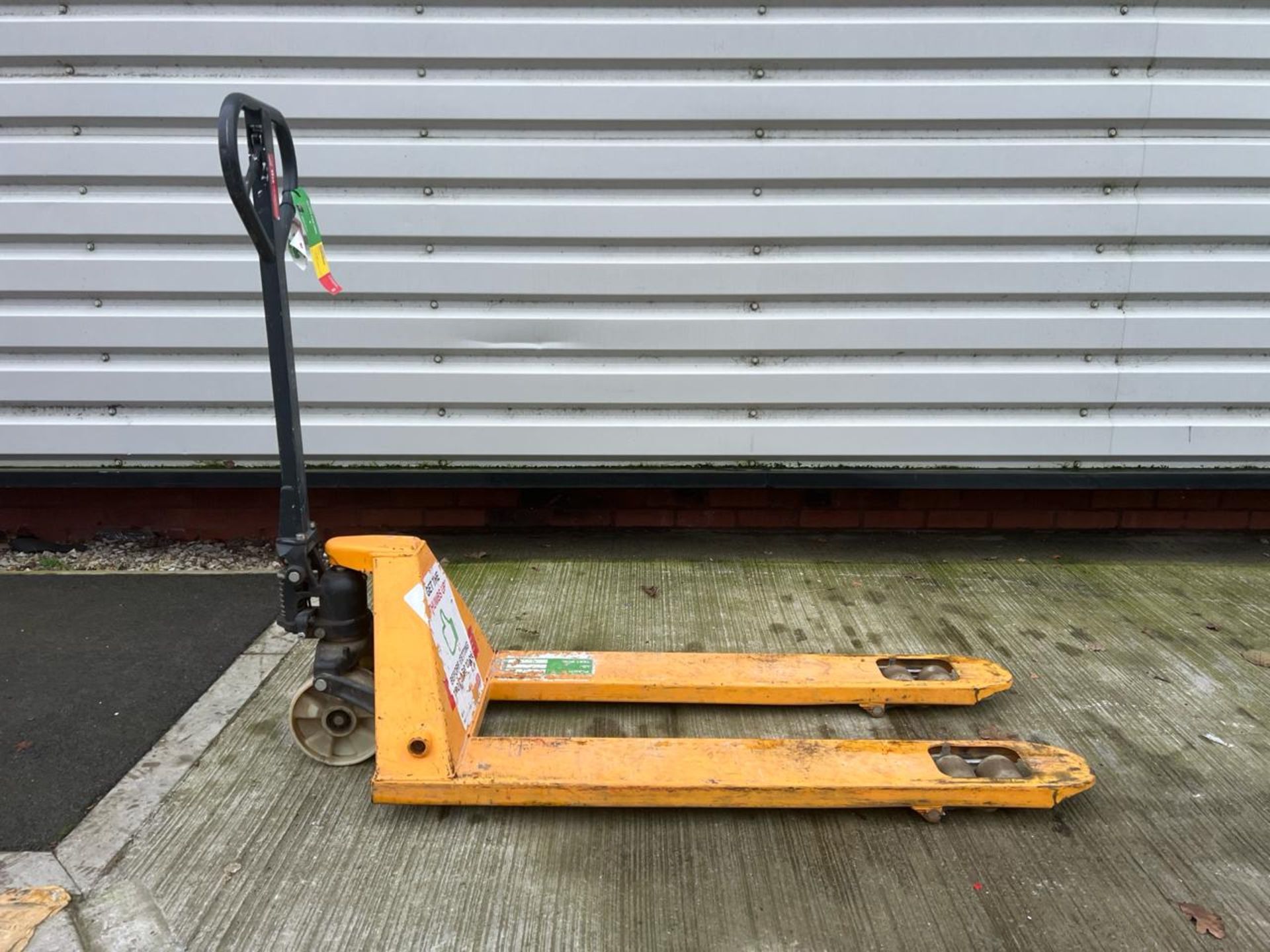 Pallet Truck 540Mm X 1150Mm 2500Kg. S/N: J23082934-1/330-THX17516 - No reserve - Image 2 of 7