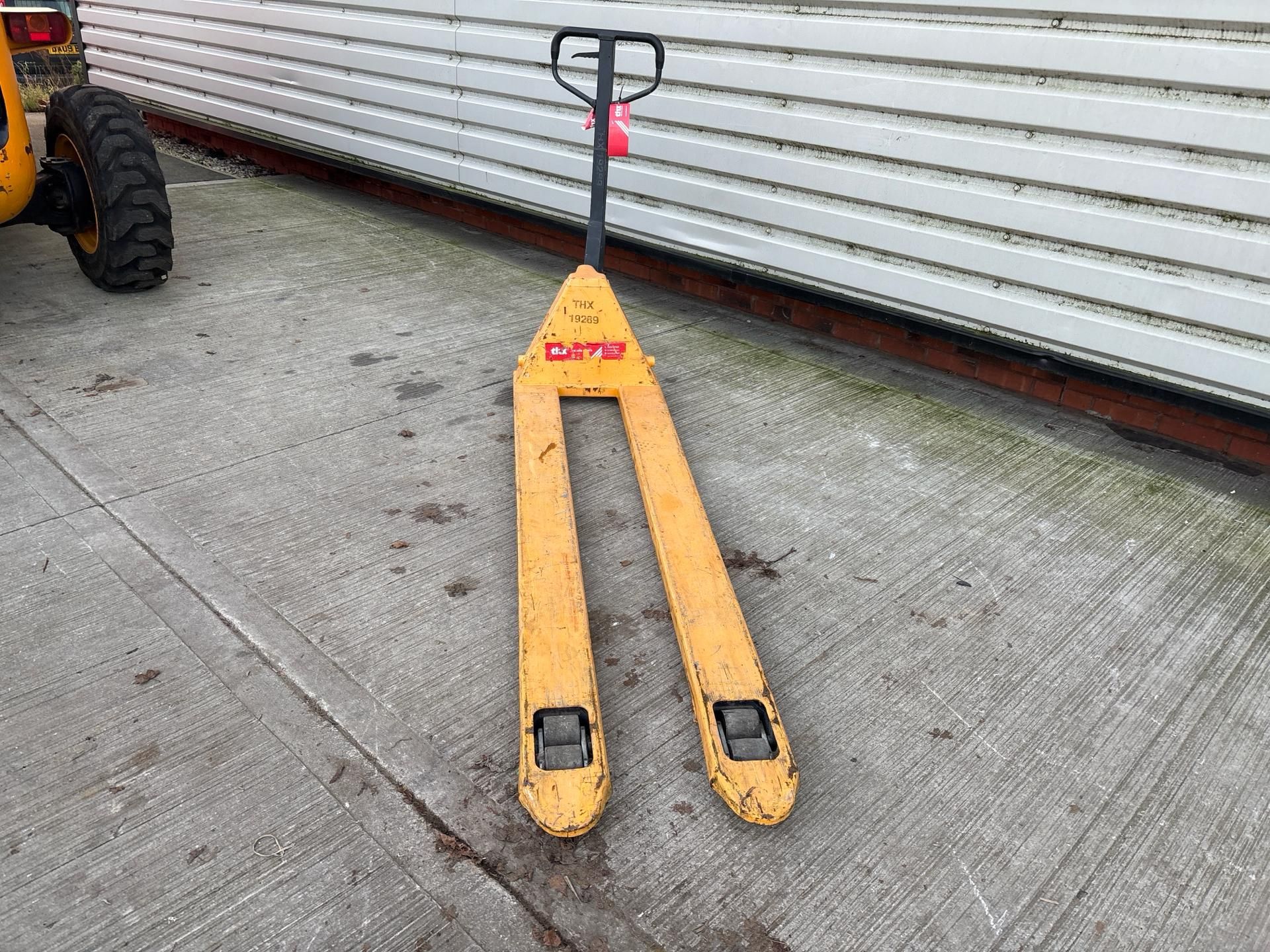 Manual Pallet Truck - 2000Kg - 2M. S/N: J23092934-7/036-THX19289 - No reserve - Image 3 of 8