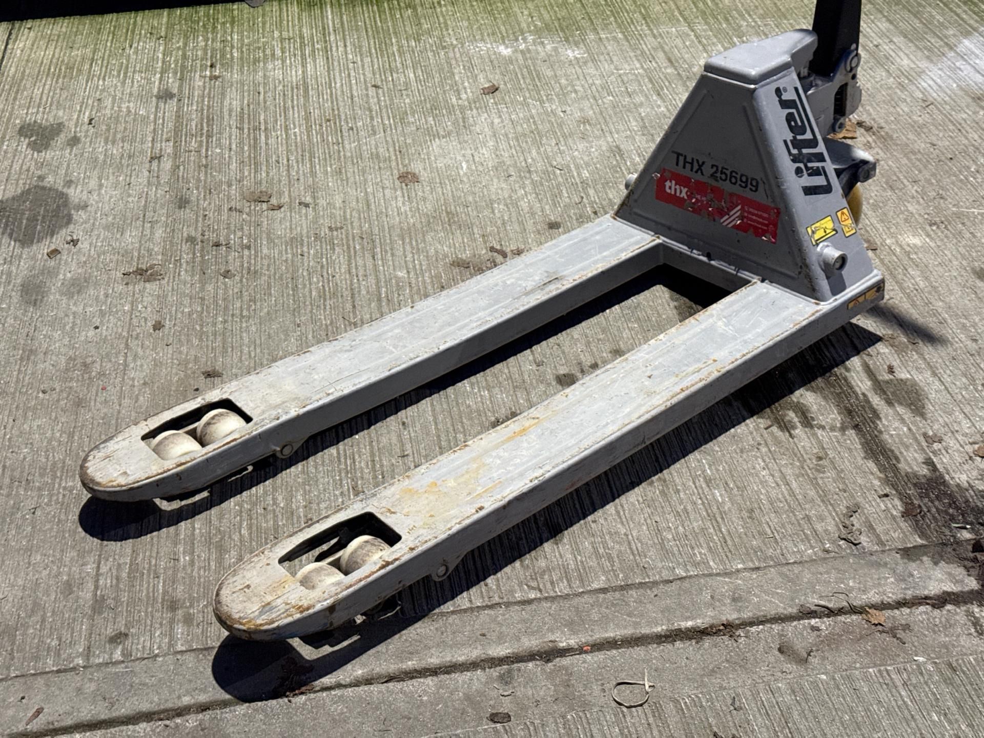 Lifter Grey Pallet Truck - THX25699 - No Reserve - Image 2 of 5