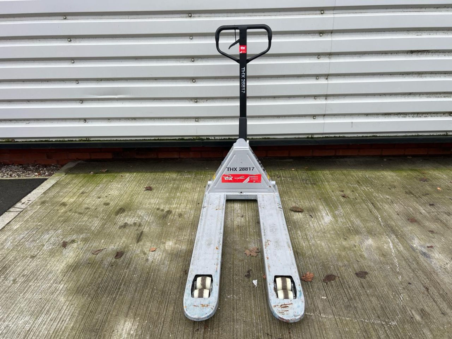 Manual Pallet Truck THX28817 - No reserve - Image 5 of 6