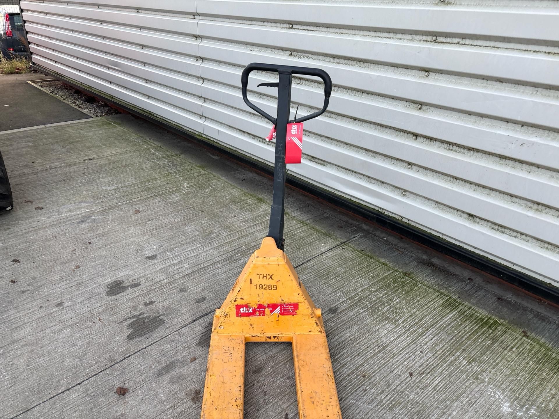 Manual Pallet Truck - 2000Kg - 2M. S/N: J23092934-7/036-THX19289 - No reserve - Image 4 of 8